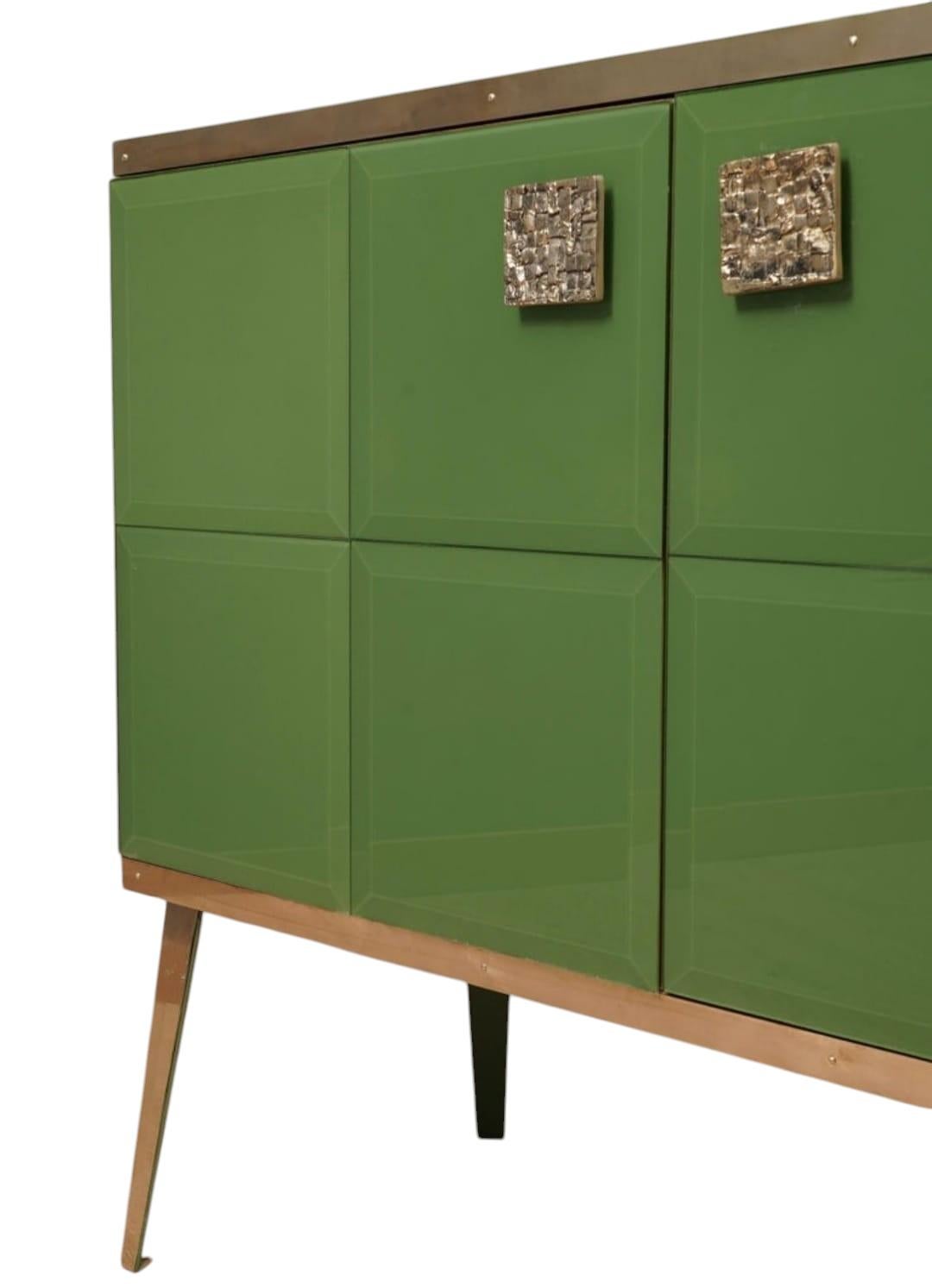 Muebles a medida en latón y vidrio verde salvia hecho a mano justfunituress diseñador Moderno en venta