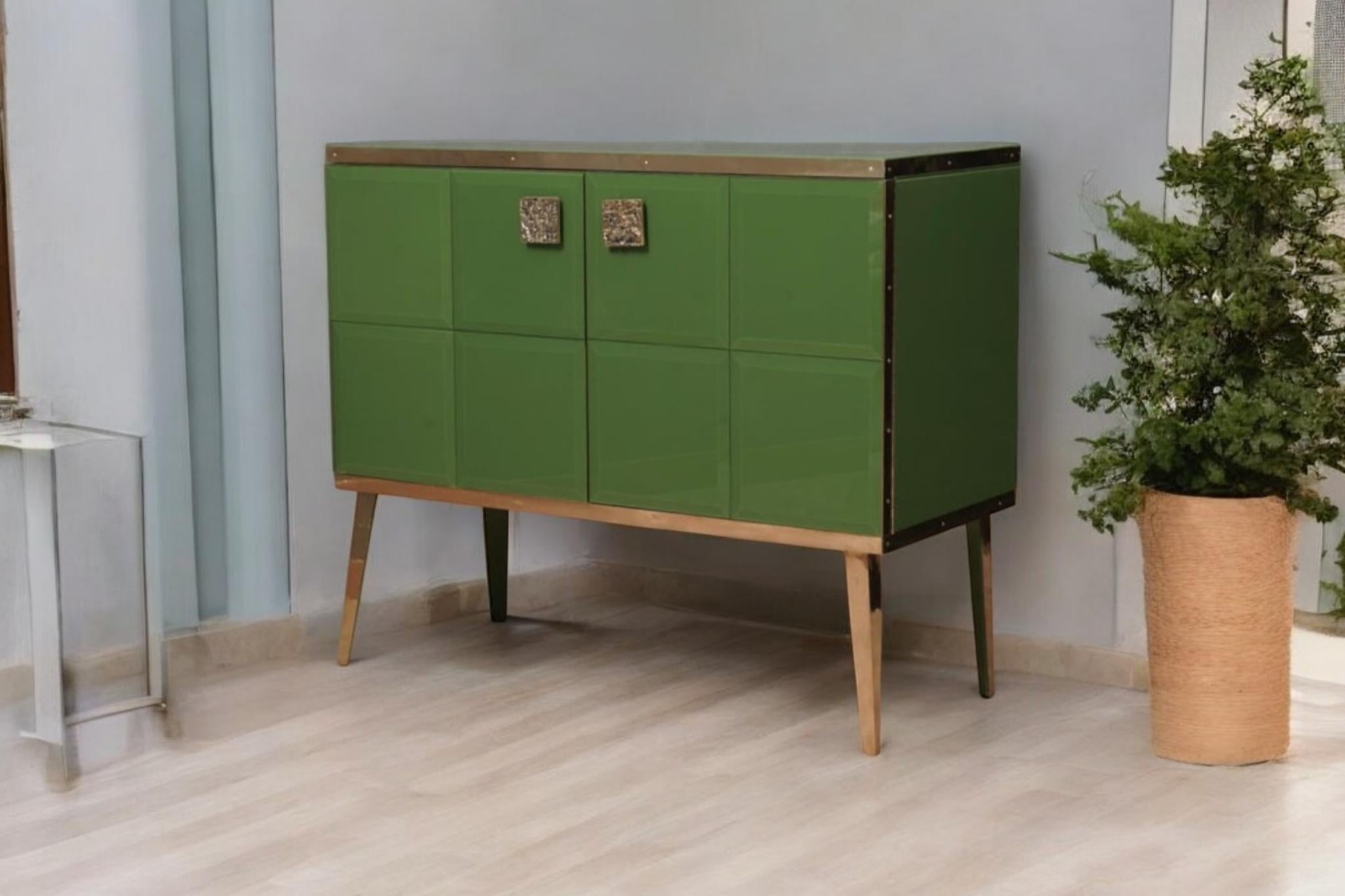 Muebles a medida en latón y vidrio verde salvia hecho a mano justfunituress diseñador Hecho a mano en venta
