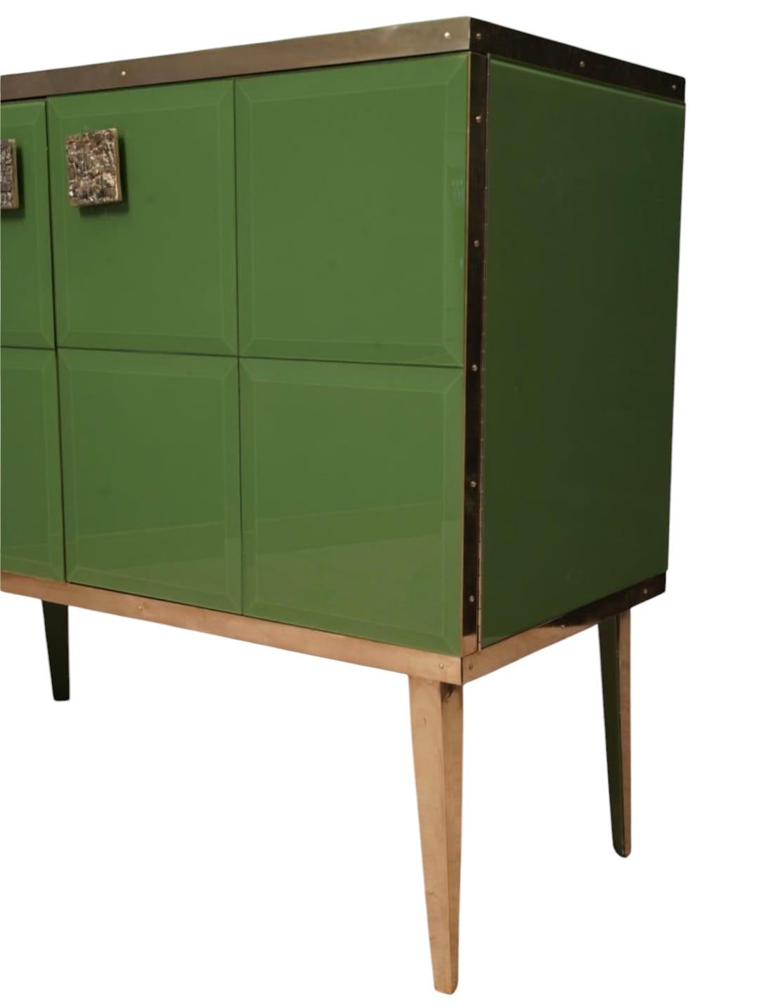 Muebles a medida en latón y vidrio verde salvia hecho a mano justfunituress diseñador en Nuevo estado para la venta en Guazzora, IT
