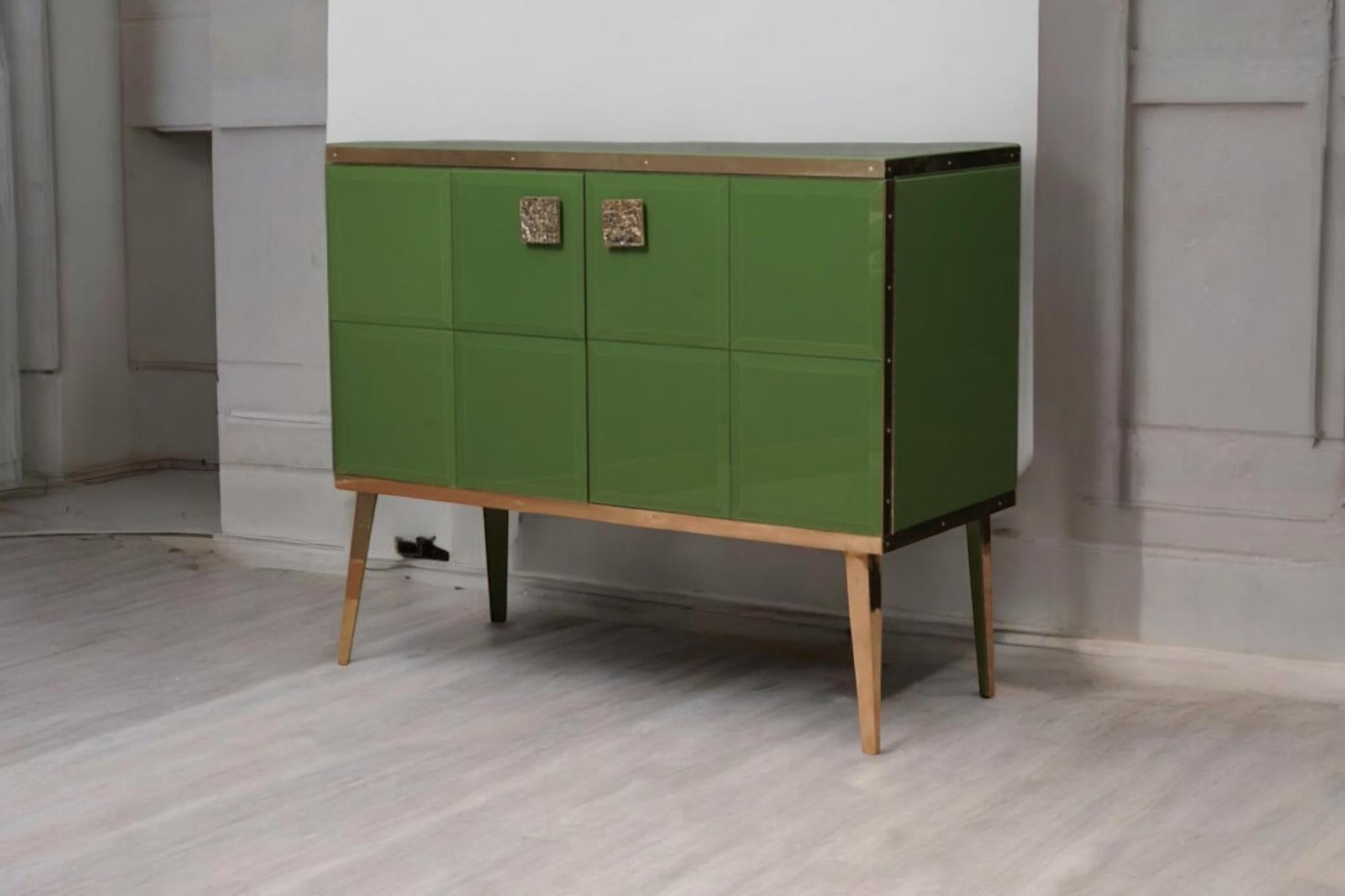 Muebles a medida en latón y vidrio verde salvia hecho a mano justfunituress diseñador Contemporáneo en venta