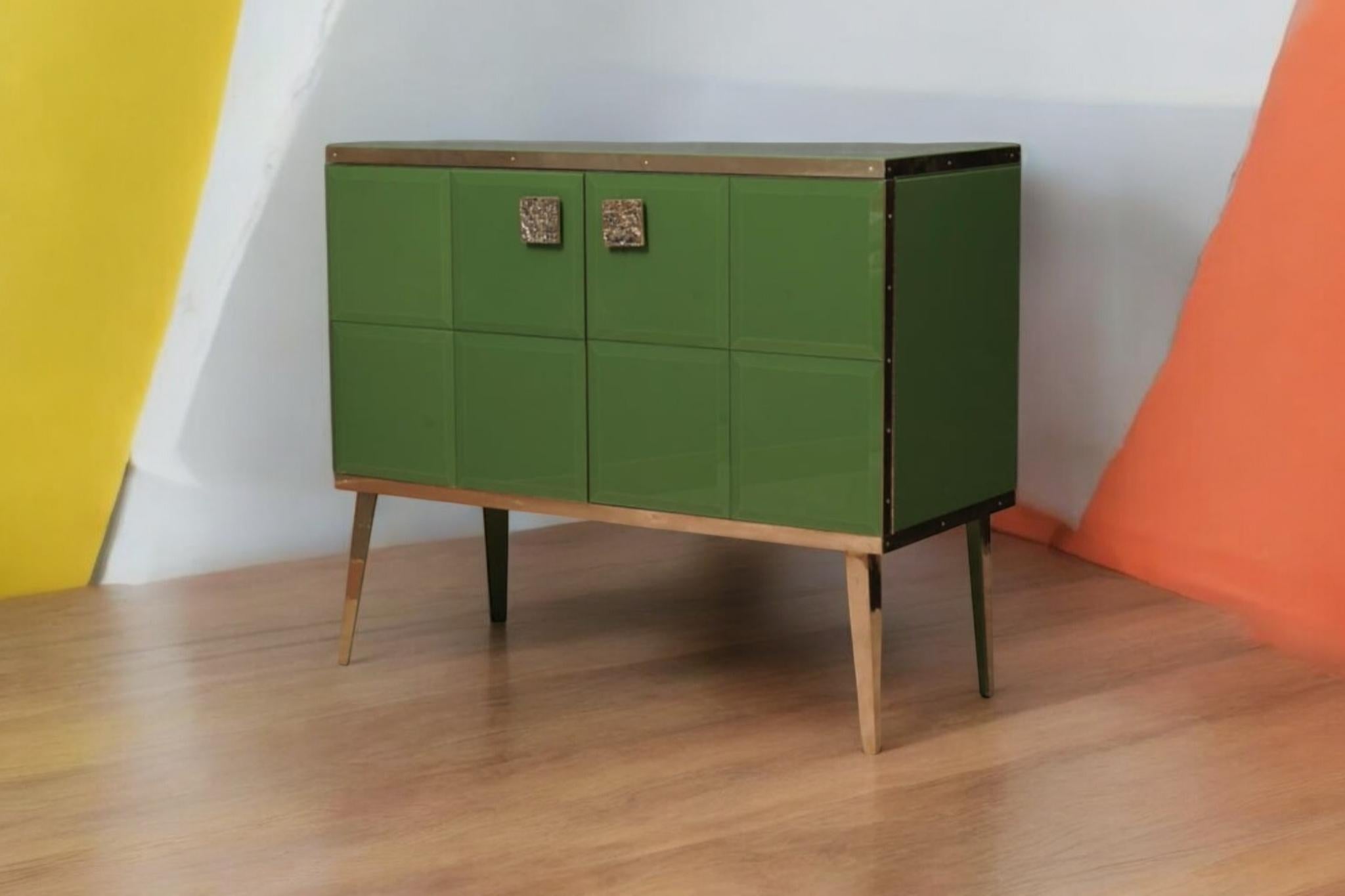 Muebles a medida en latón y vidrio verde salvia hecho a mano justfunituress diseñador en venta 1