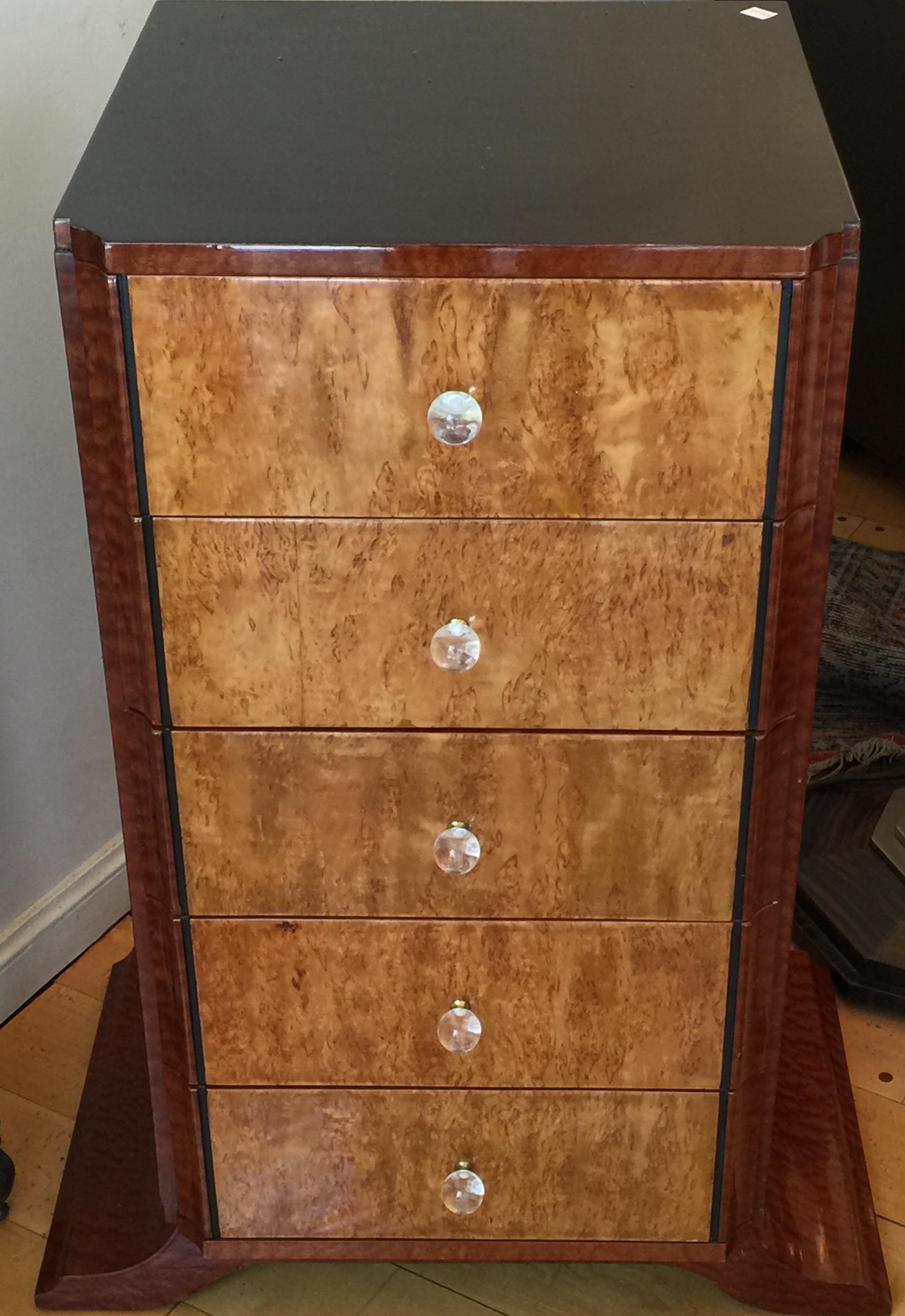 Dal 1982 siamo specializzati nella vendita di oggetti in stile Art Déco, Art Nouveau e Vintage. Per qualsiasi domanda siamo a vostra disposizione.
Premendo il pulsante 