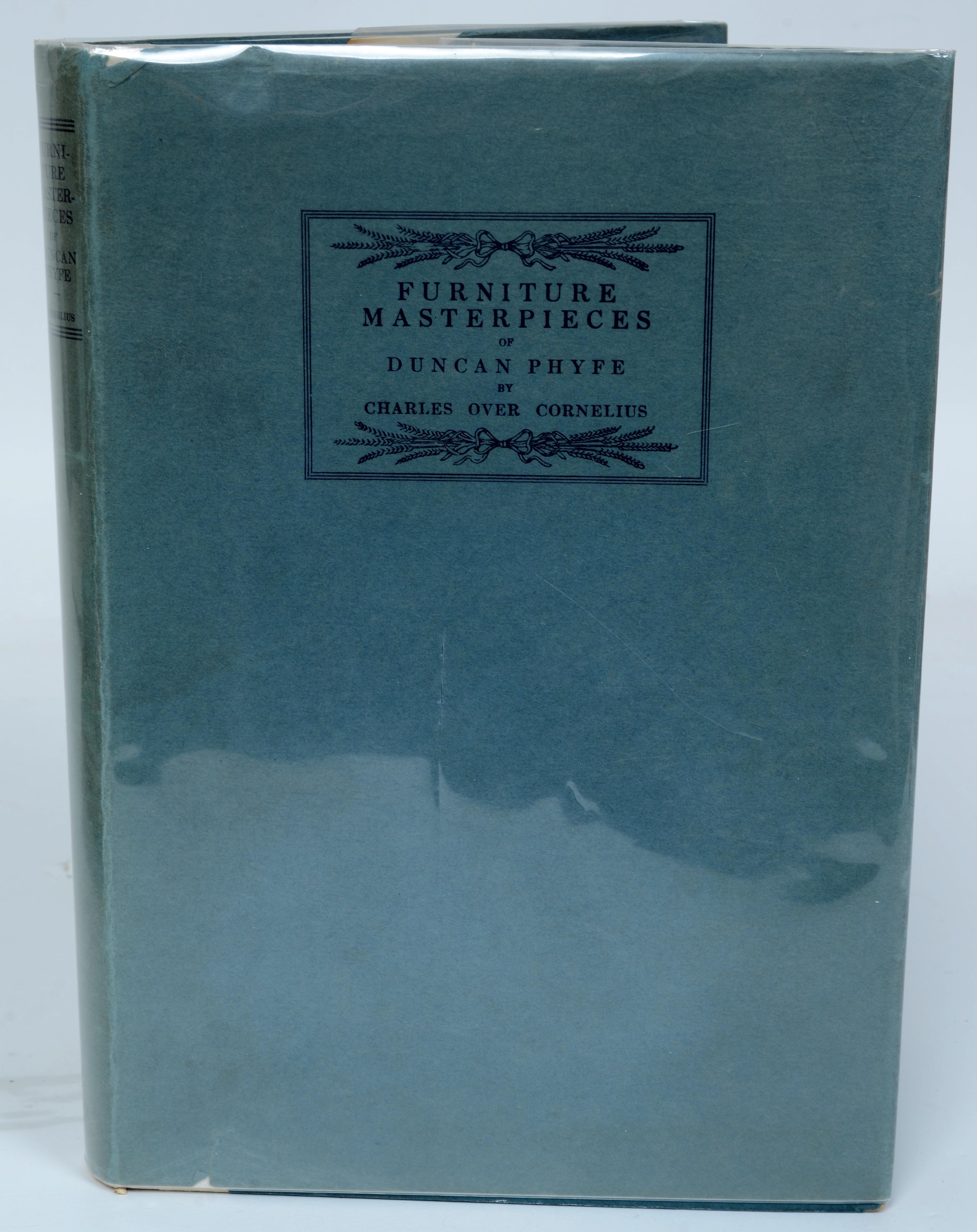 Furniture Masterpieces of Duncan Phyfe par Charles Over Cornelius. 1ère édition reliée avec jaquette Publiée par le Metropolitan Museum of Art, 1928. Ce livre contient un guide détaillé des meubles de Duncan Phyfe, l'un des designers d'armoires les