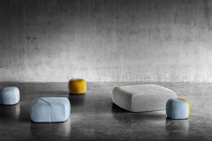 Puf pequeño Furoshiki en tapicería bicolor amarillo y azul by E-GGS