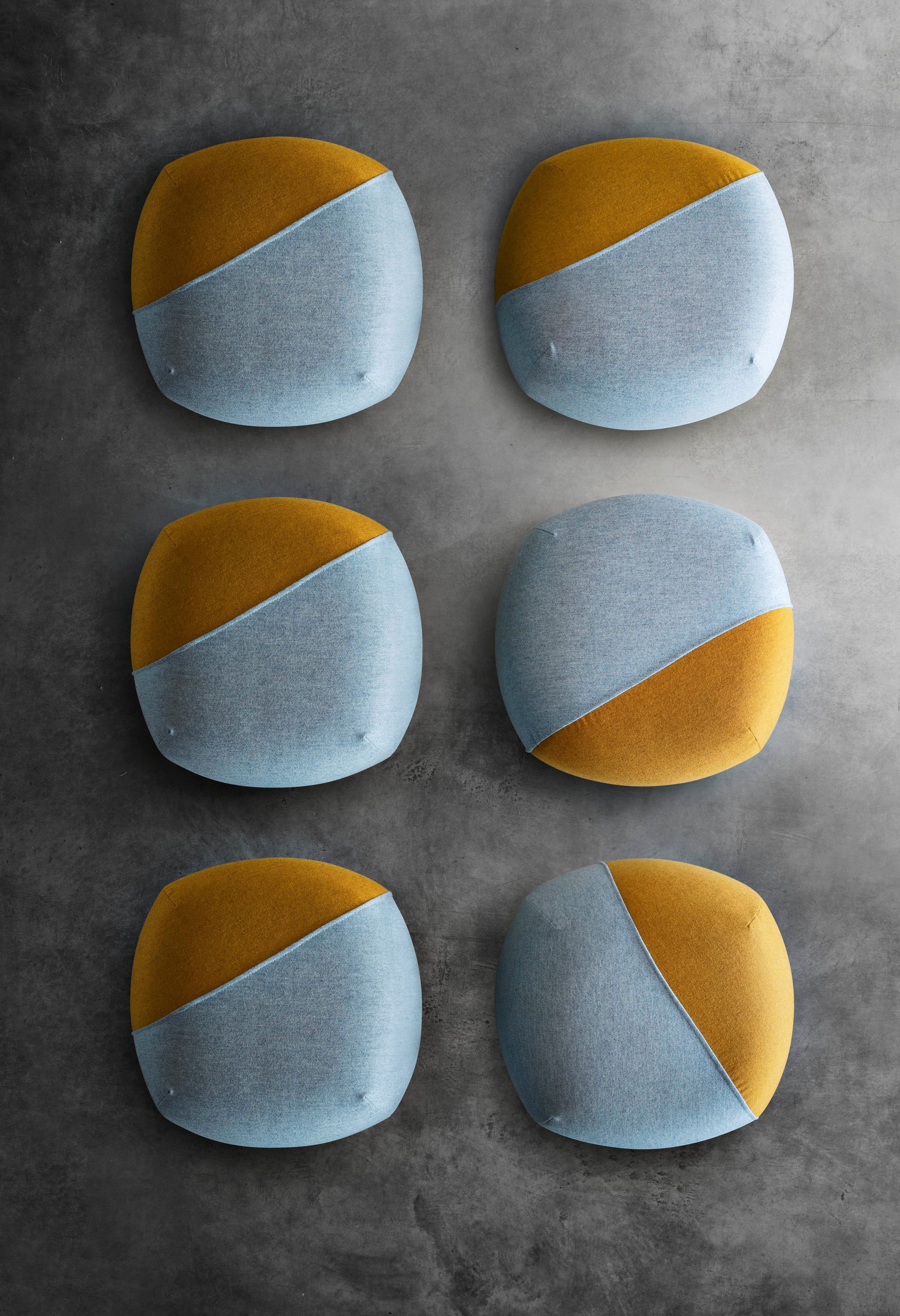 Moderne Petit pouf Furoshiki en tapisserie bicolore jaune et bleue par E-GGS en vente