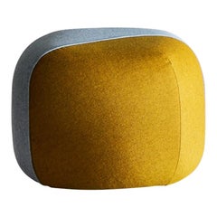 Petit pouf Furoshiki en tapisserie bicolore jaune et bleue par E-GGS