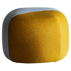 Petit pouf Furoshiki en tapisserie bicolore jaune et bleue par E-GGS