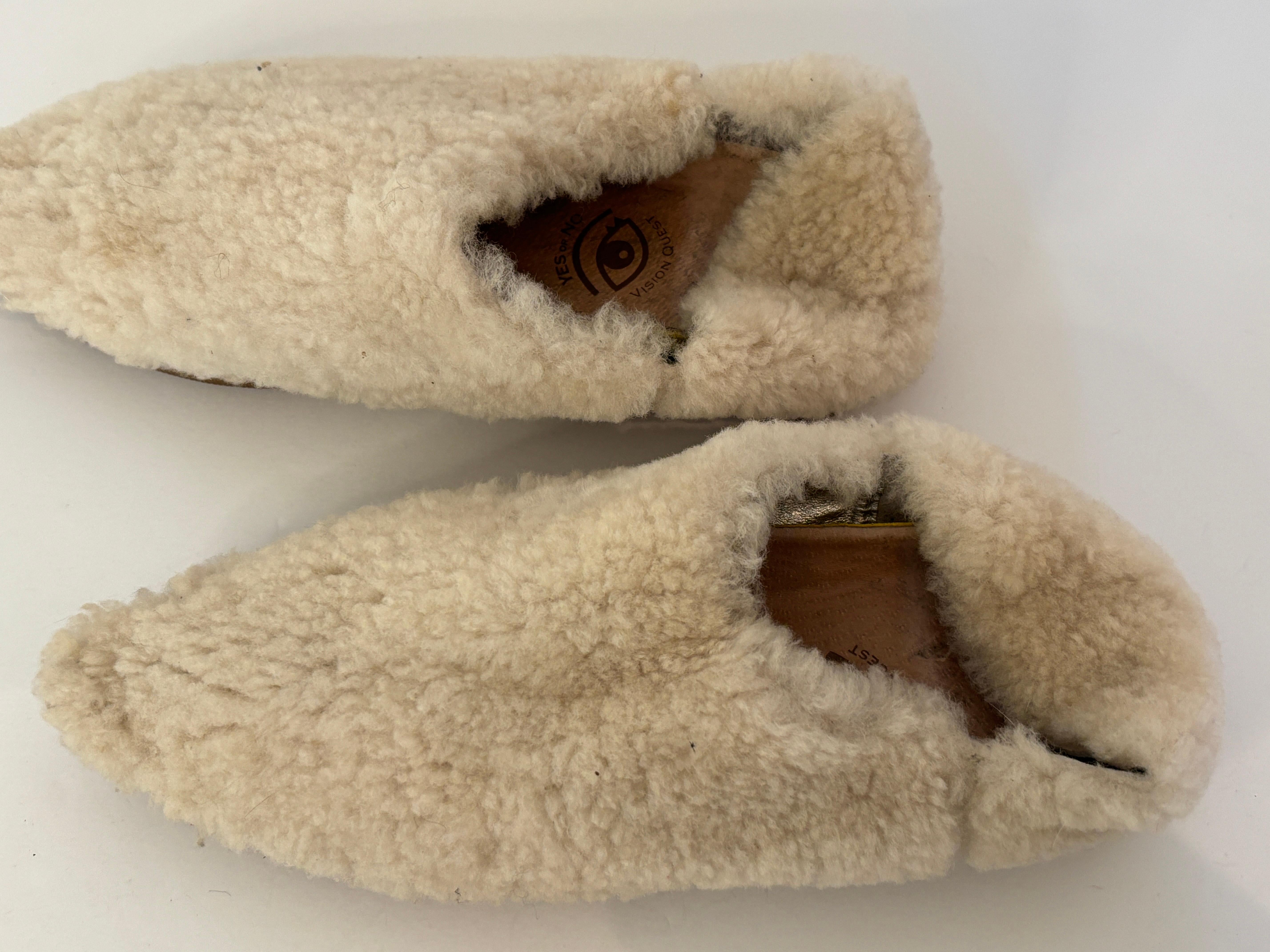 Furry Babouche Sheepskin White Handmade Slippers Morocco Size 41 In Good Condition For Sale In North Hollywood, CA