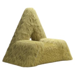 Furrybum Yellow, fauteuil triangle bouclé, fabriqué à la main à Beyrouth