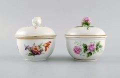 Fürstenberg, Alemania. Dos cuencos antiguos con tapa de porcelana pintada a mano.