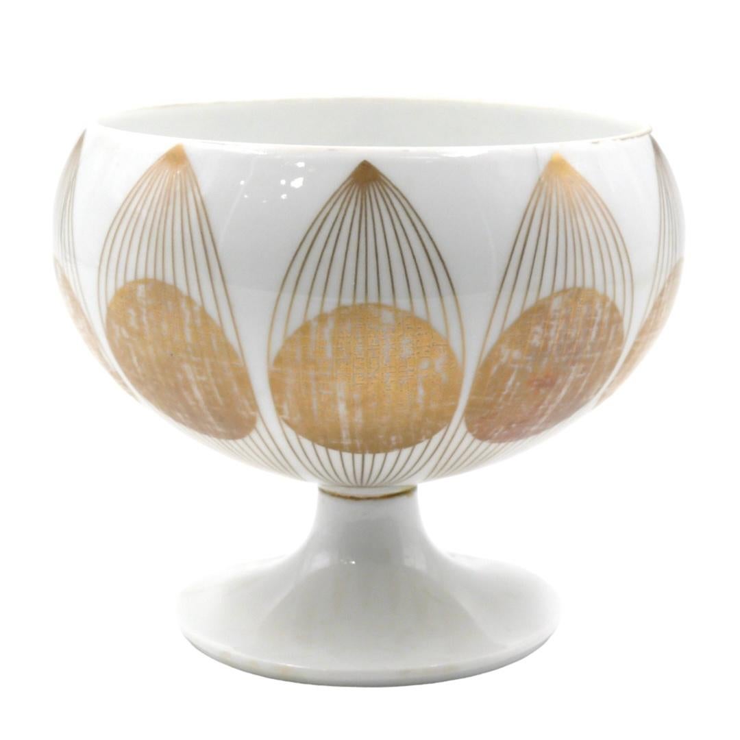 Vaso in porcellana Fürstenberg della metà del secolo scorso
Stile optical art di metà secolo
Origine Germania Circa 1960
Produttore Furstenberg
Ottime condizioni con qualche usura naturale
Porcellana bianca con smalto dorato



La porcellana viene