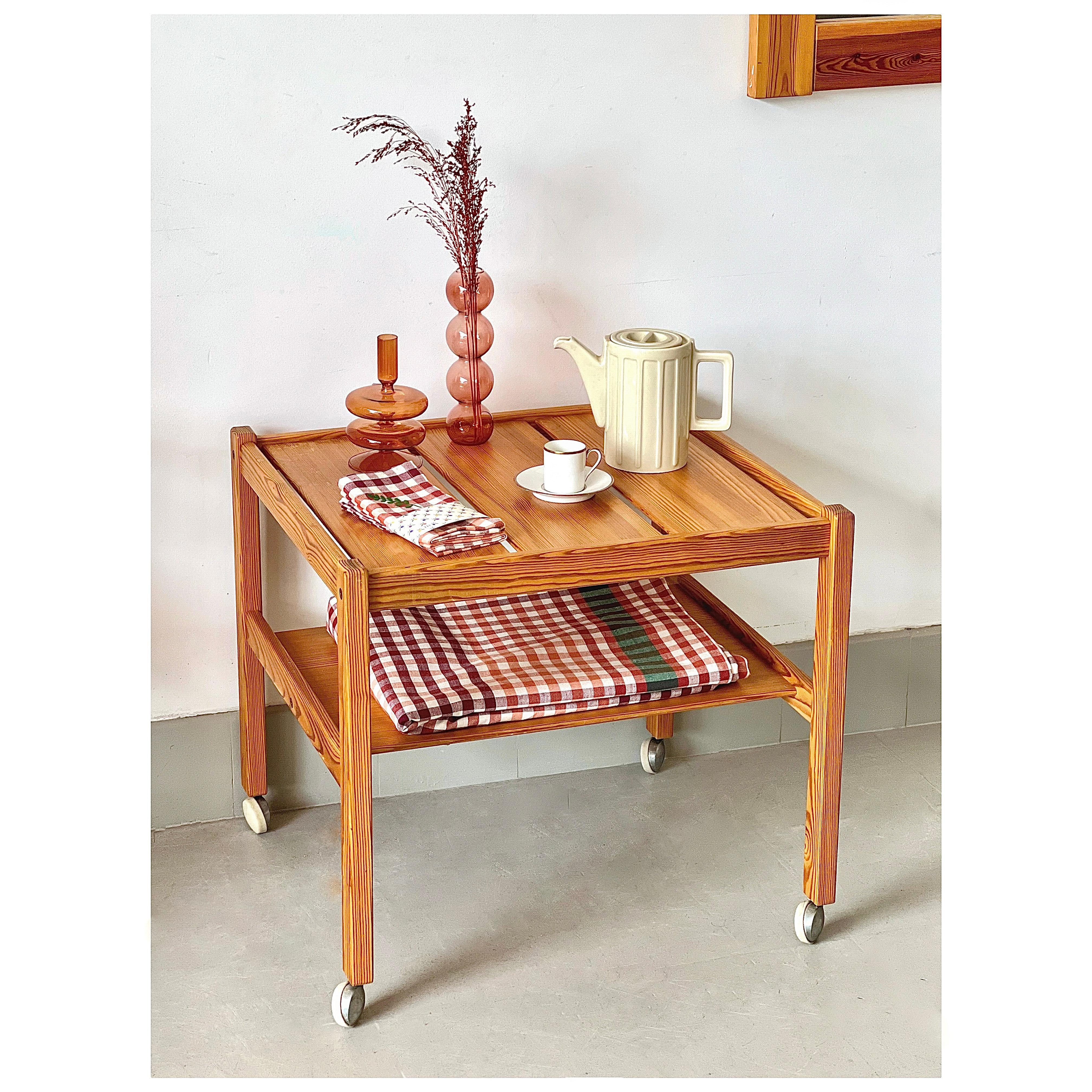A beautiful mid century trolley / bar cart 🍸 / side table on wheels, made from solid pine wood: that’s the Furubo trolley by Ingve Ekstrom for Swedese, Sweden, 1964
Dress it in the kitchen with all kinds of goodies and roll it out to your guests in