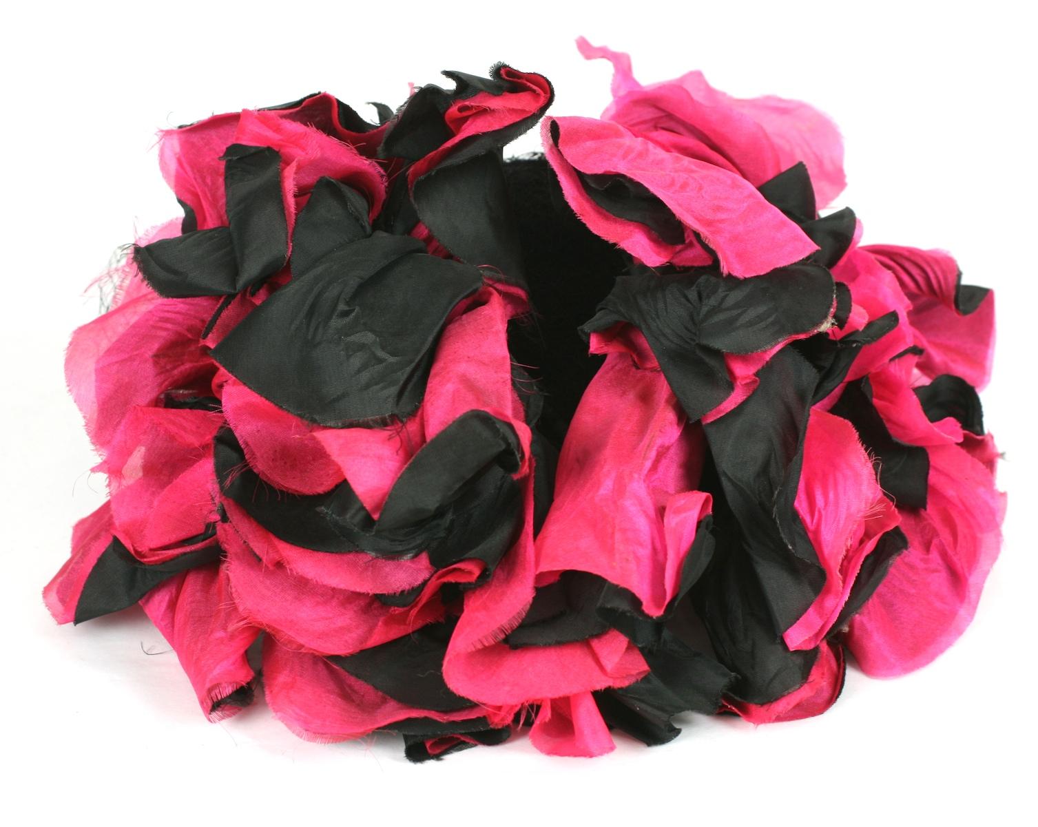 Bouquet de fleurs en soie fuschia et noir en vente 1