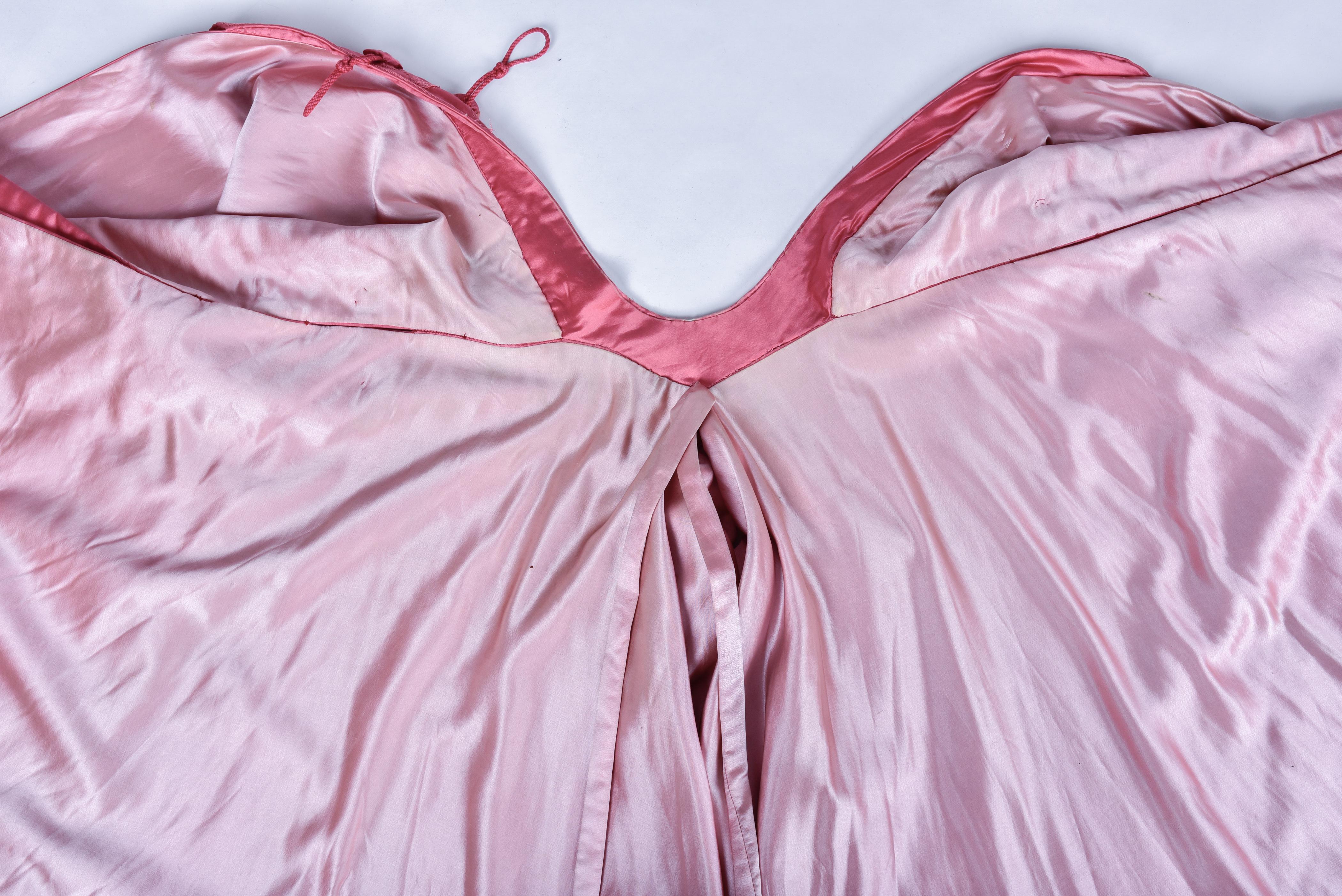 Burnous da sera in raso color fucsia di Liberty of London (attribuito a) Circa 1920 in vendita 9