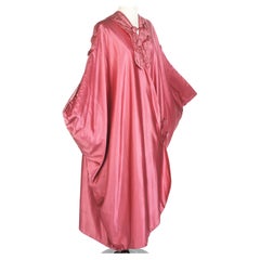 Burnous de soirée en satin fuschia par Liberty of London (Attribué à) Circa 1920
