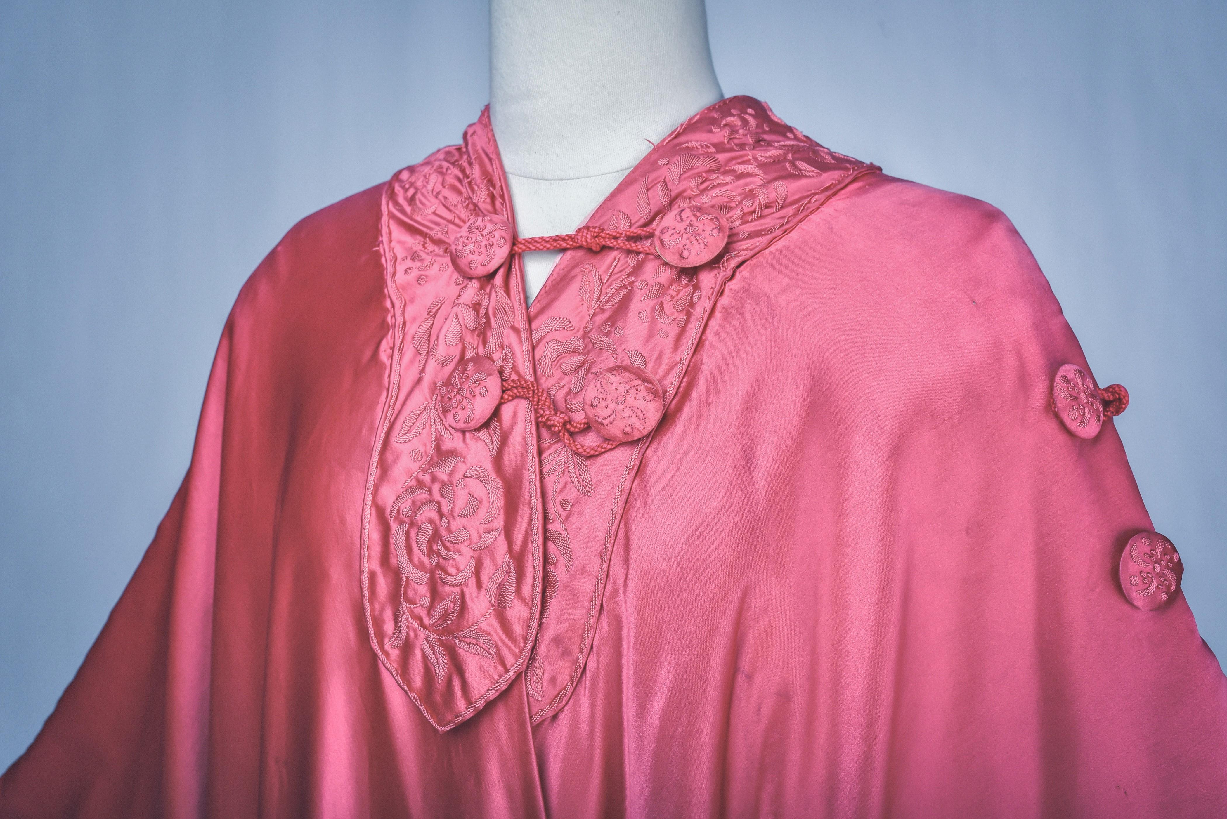 Fuschia Satin Evening Burnous By Liberty of London (Attributed to) Circa 1920 In Good Condition For Sale In Toulon, FR