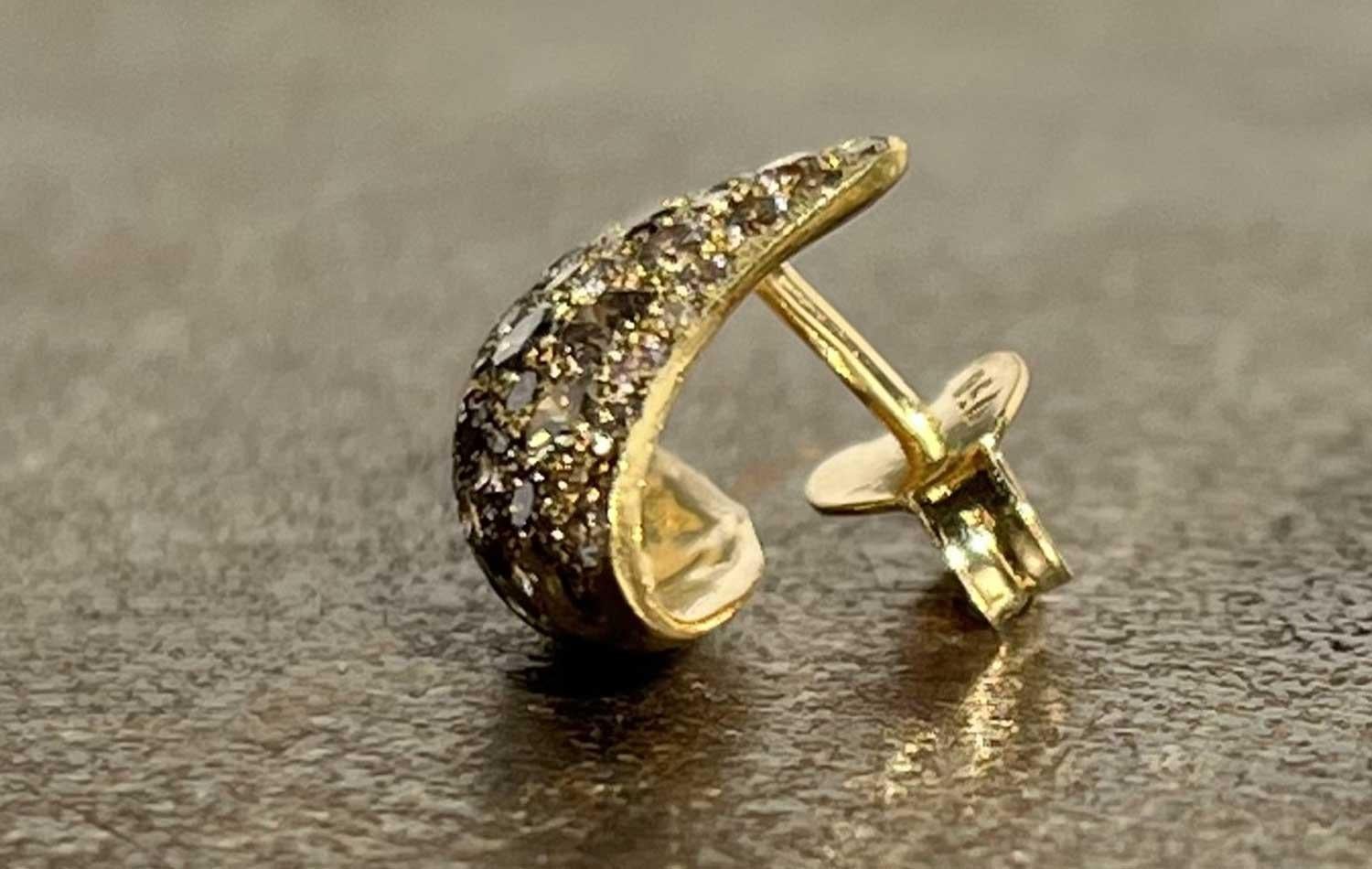 Fuse ''Blast'' Große Ohrringe aus 18 Karat Gold mit Diamanten im Zustand „Neu“ im Angebot in Beirut, LB