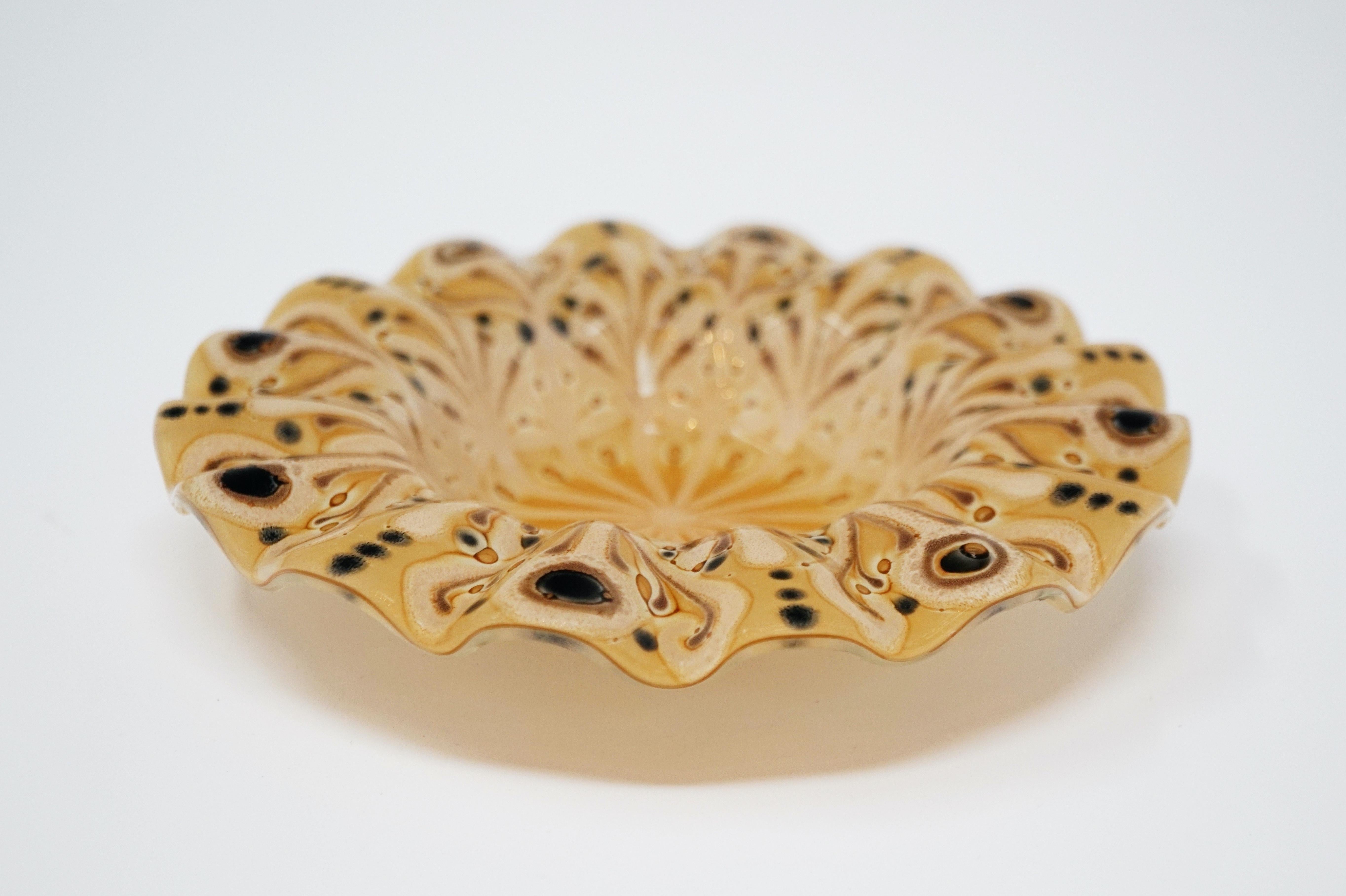 A fused glass decorative bowl or ashtray by Michael and Francis Higgins circa 1950s with honey beige motif. 

Signed “Higgins” on verso.

Measures 7