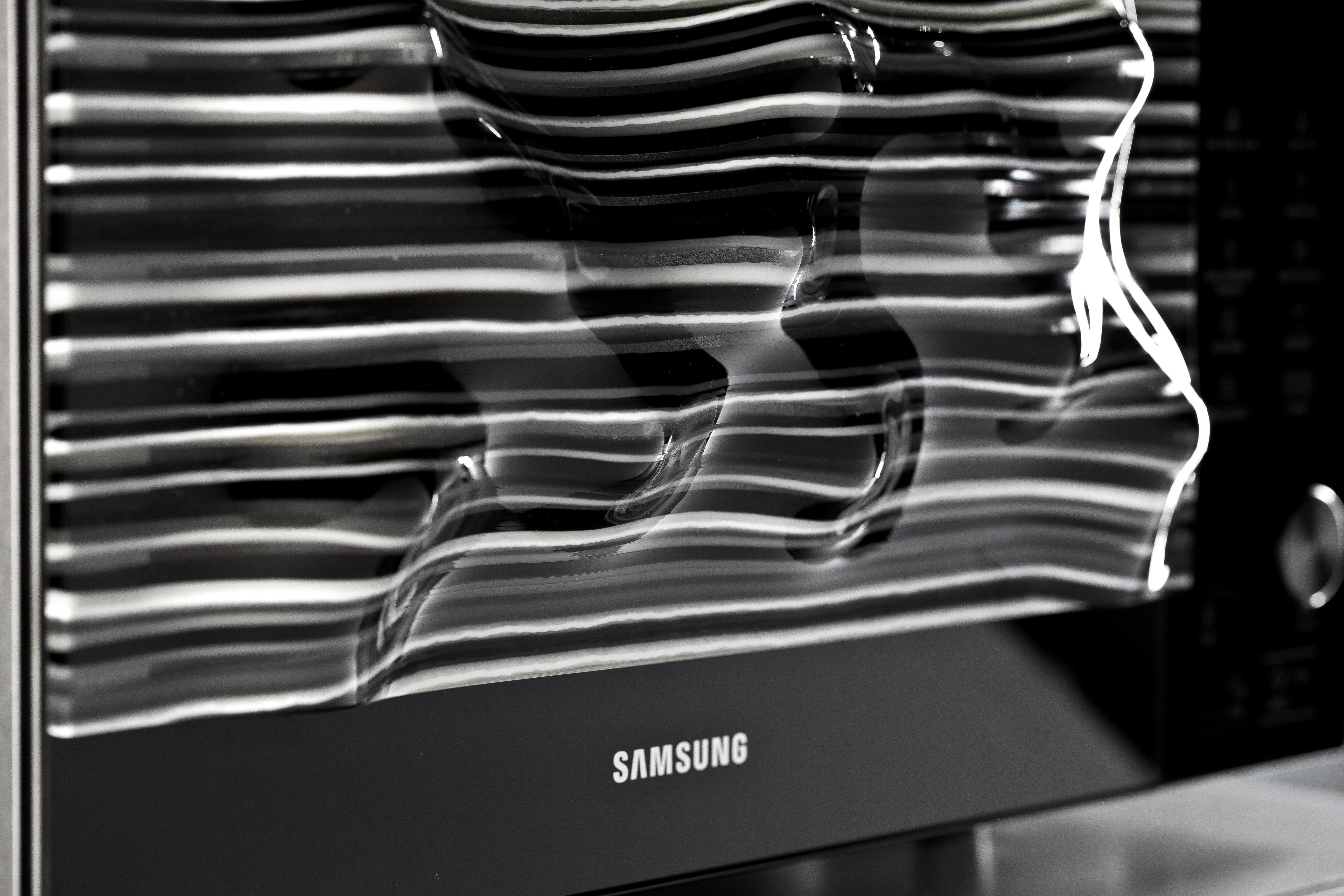 Elegance, fusion, movement and contrast were the concepts that were used in the intervention for the Black Stainless line of appliances. Highlighting the attributes that Samsung offers in these products was the main objective when starting to