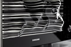 Horno microondas de vidrio fundido de Samsung y Orfeo Quagliata