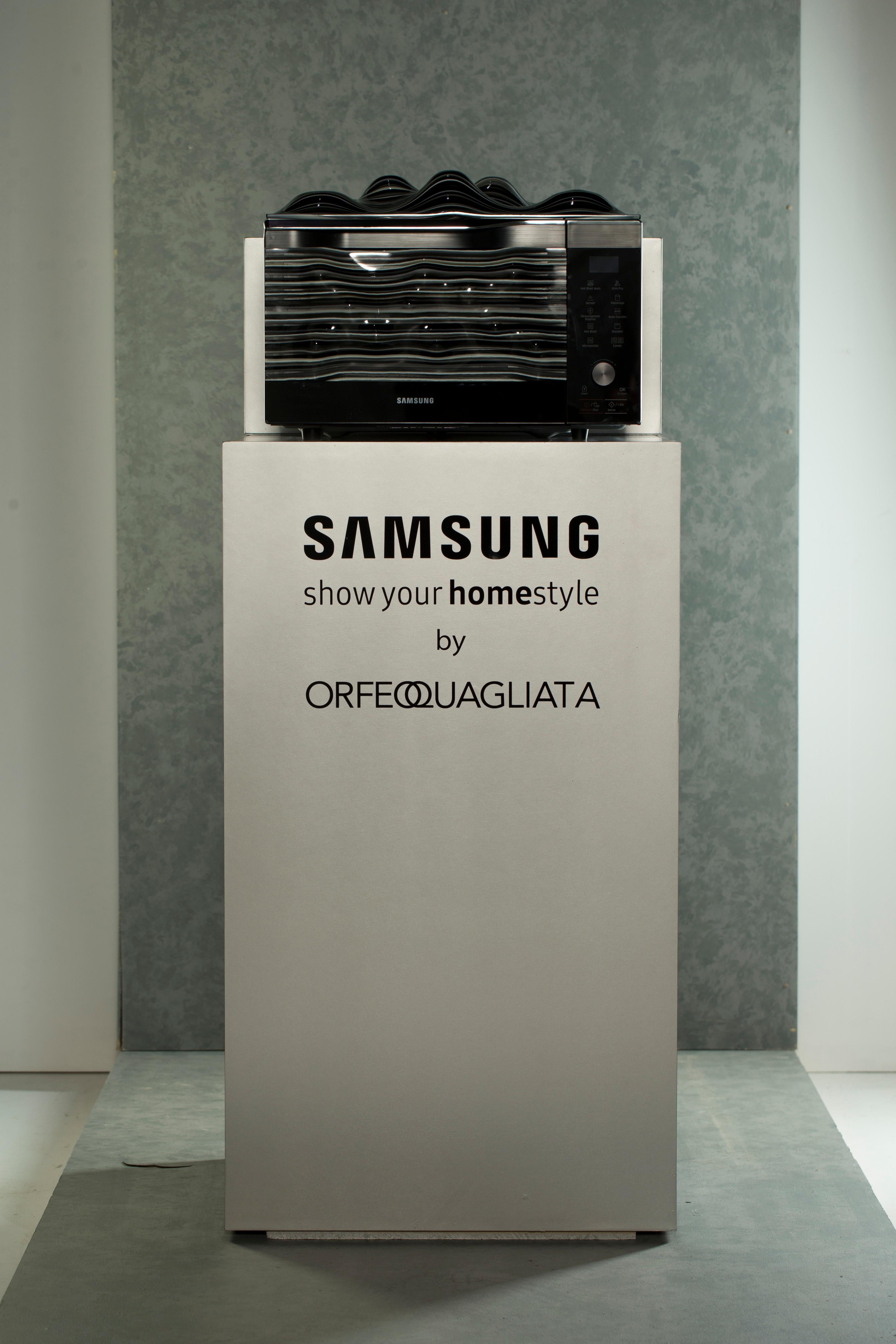 Mexicain Four à micro-ondes en verre fusionné de Samsung et Orfeo Quagliata en vente