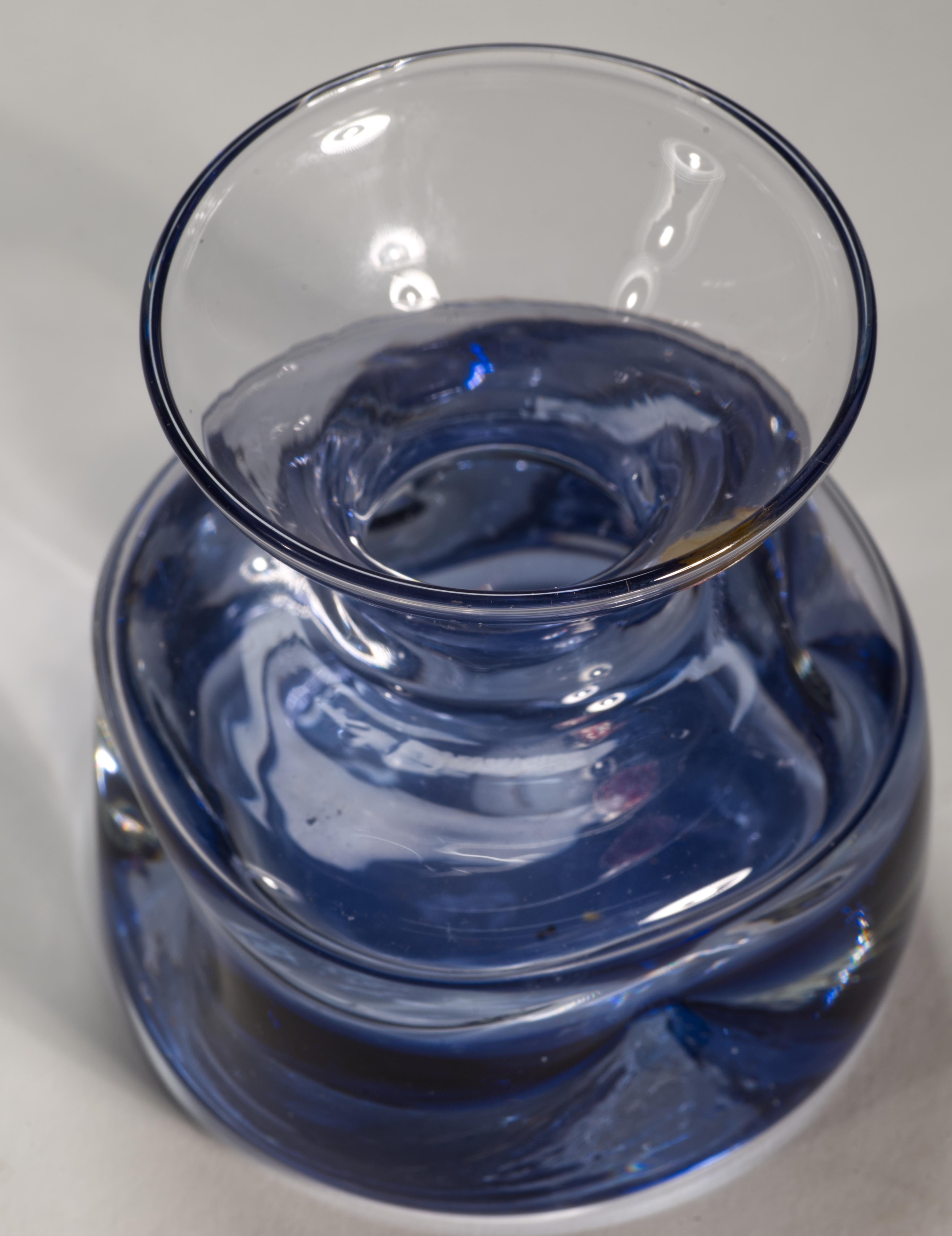 Vaso di vetro fuso a forma di bocciolo, Italia 1960, si illumina ai raggi UV in vendita 2