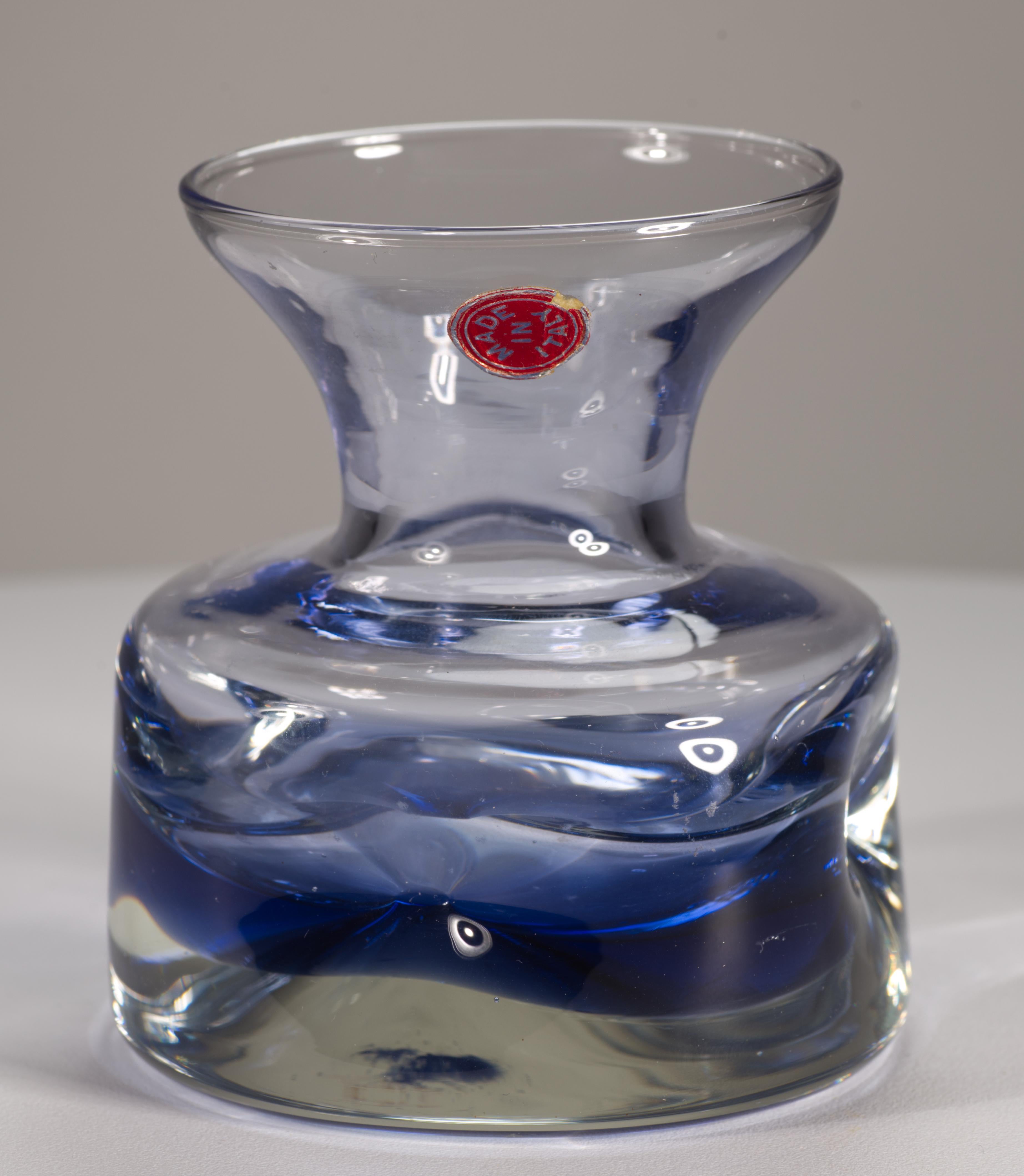  Il vaso di gemme in vetro fuso vintage presenta 4 fossette, o leggere rientranze, sui lati del vaso. L'inclusione di uno strato di vetro blu fuso intorno alla parte strutturata del vaso permette di creare bellissimi giochi di luce, mettendo in
