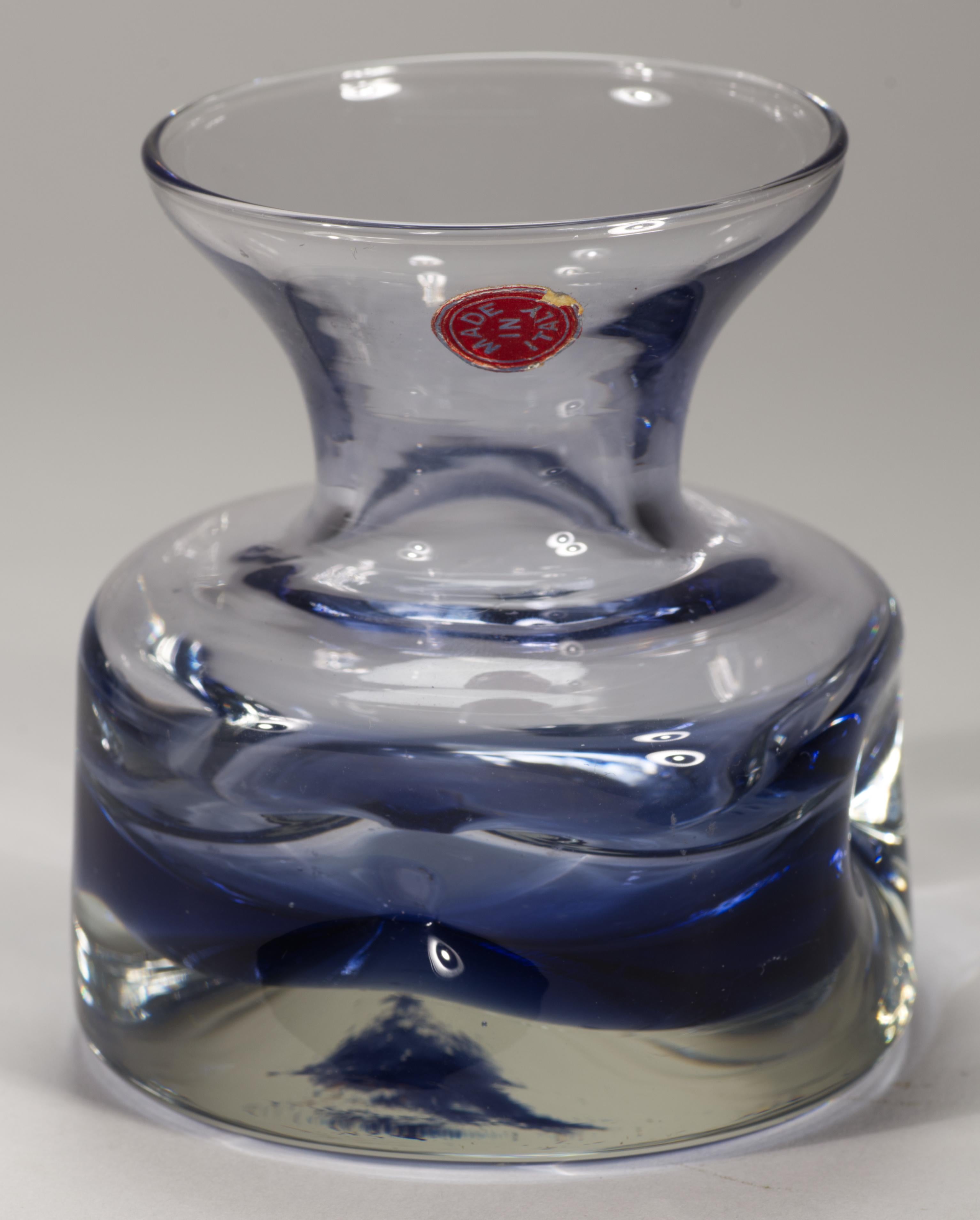 Organico moderno Vaso di vetro fuso a forma di bocciolo, Italia 1960, si illumina ai raggi UV in vendita