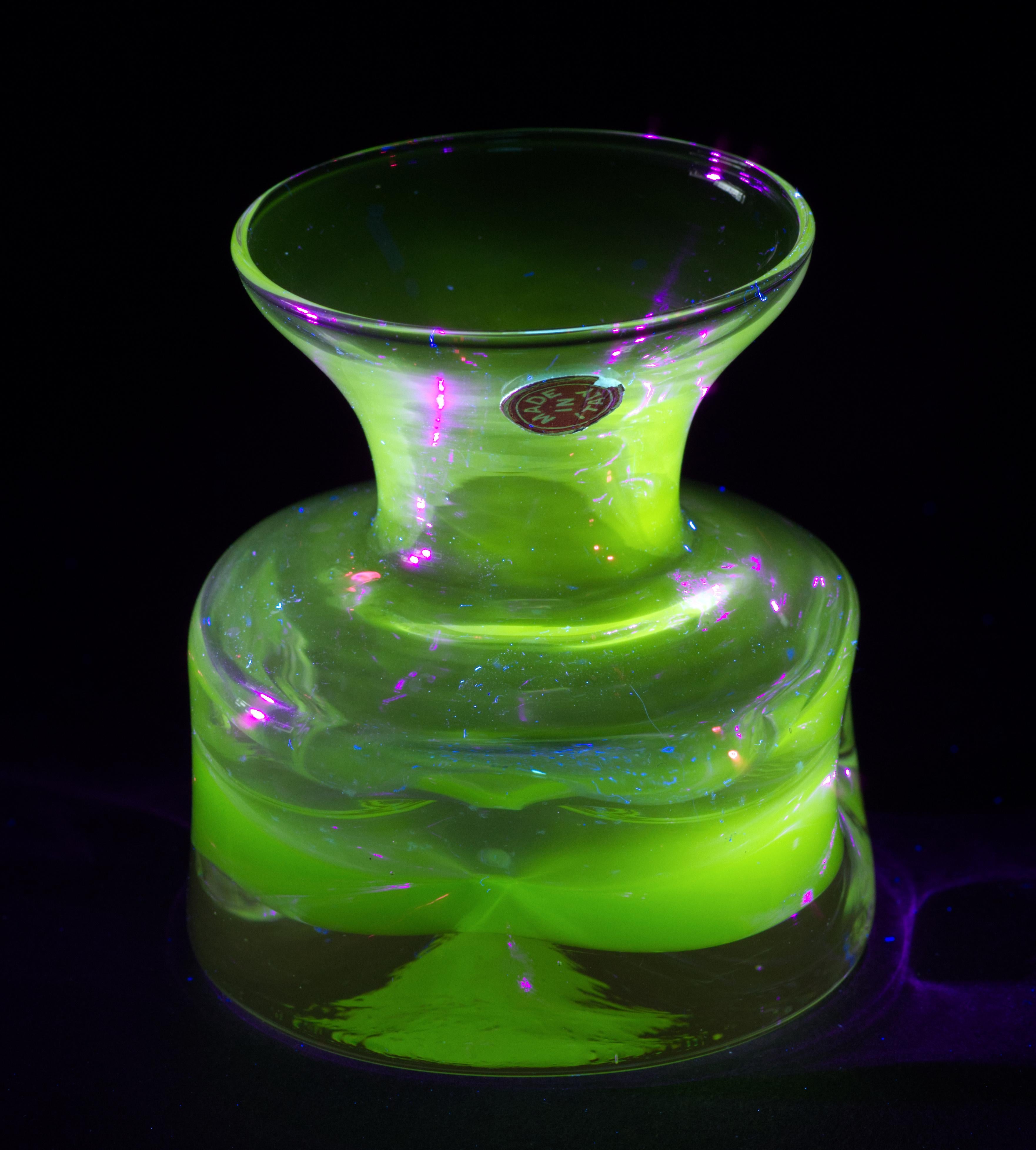 Italiano Vaso di vetro fuso a forma di bocciolo, Italia 1960, si illumina ai raggi UV in vendita