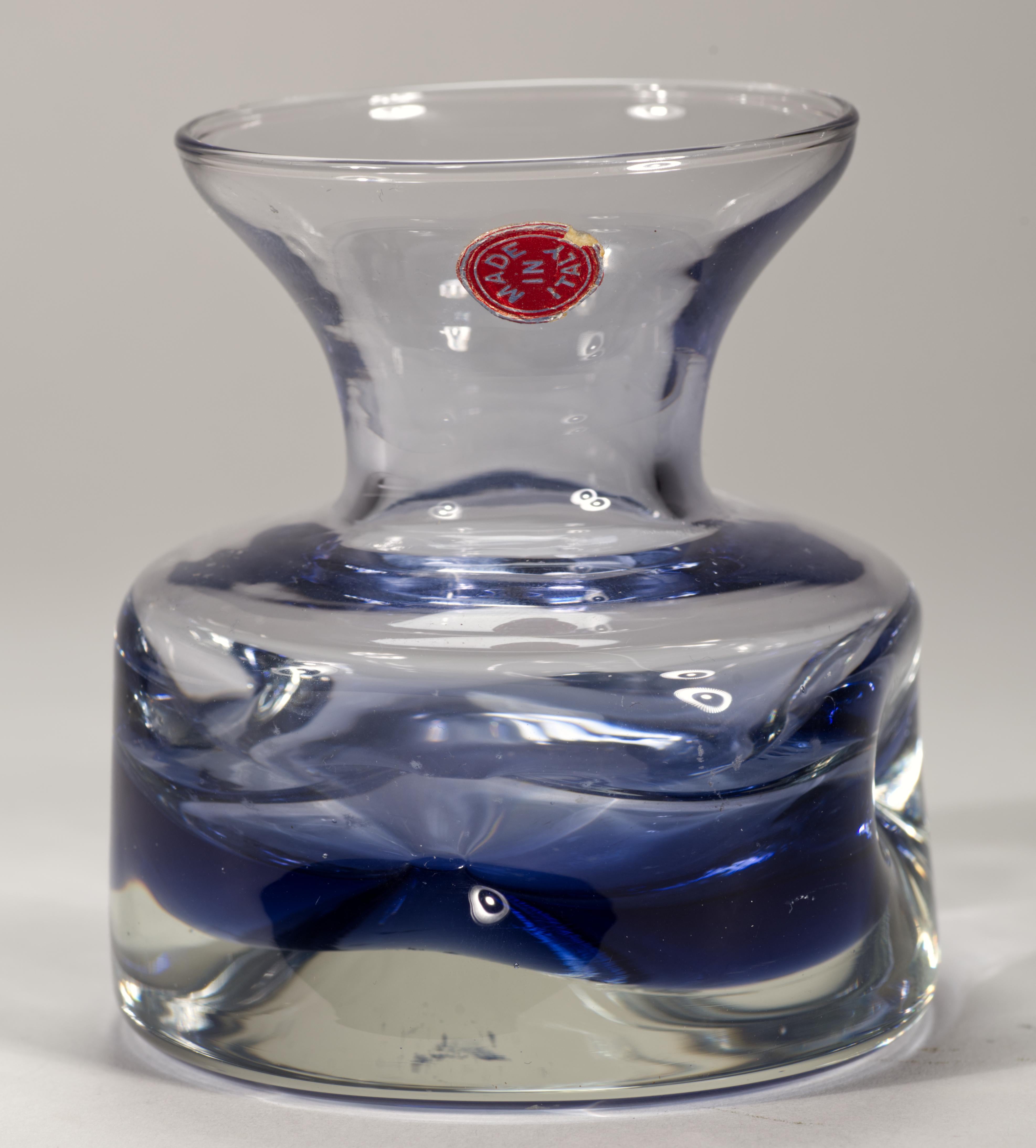 Fatto a mano Vaso di vetro fuso a forma di bocciolo, Italia 1960, si illumina ai raggi UV in vendita