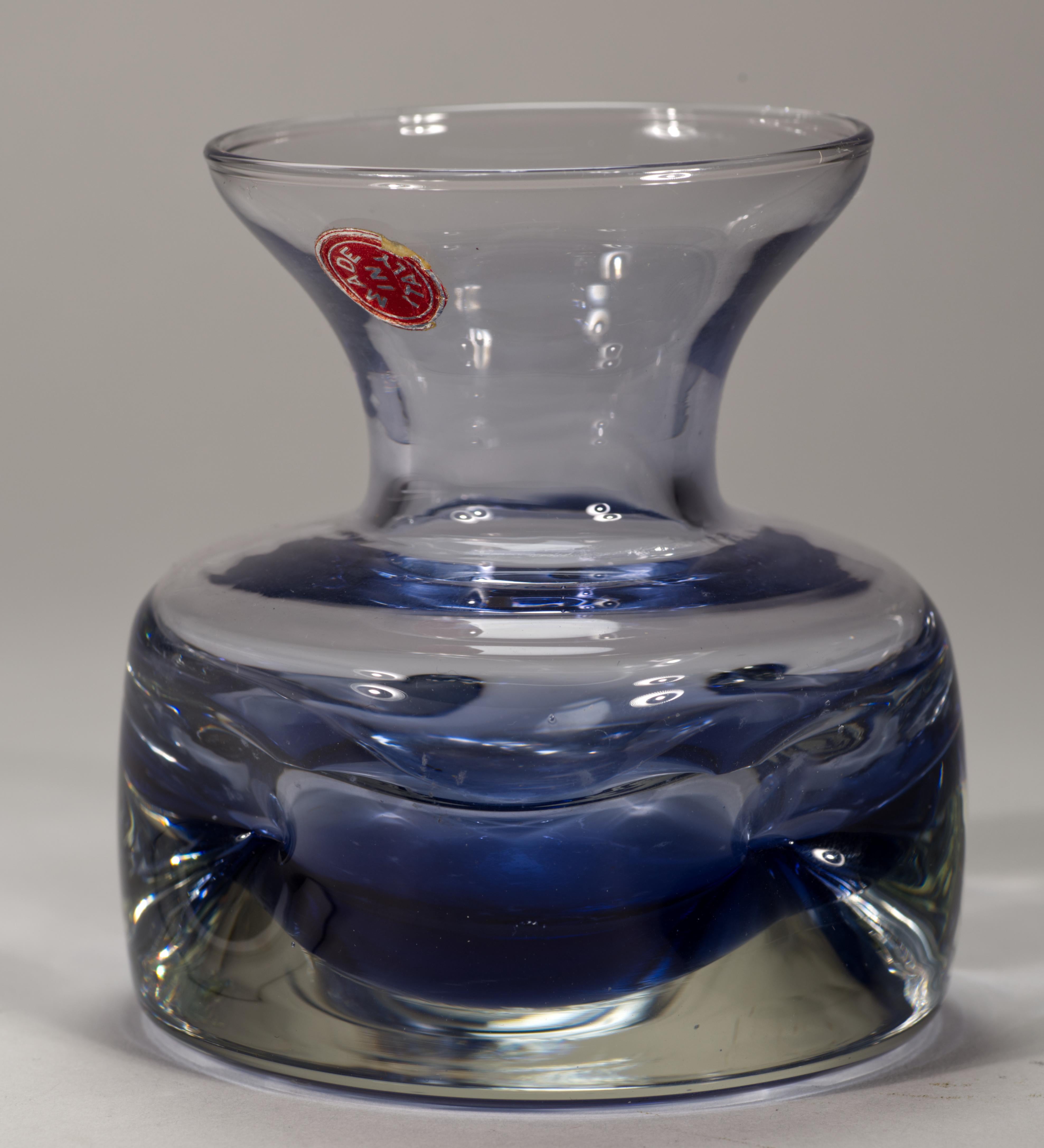 Vaso di vetro fuso a forma di bocciolo, Italia 1960, si illumina ai raggi UV In condizioni buone in vendita a Clifton Springs, NY