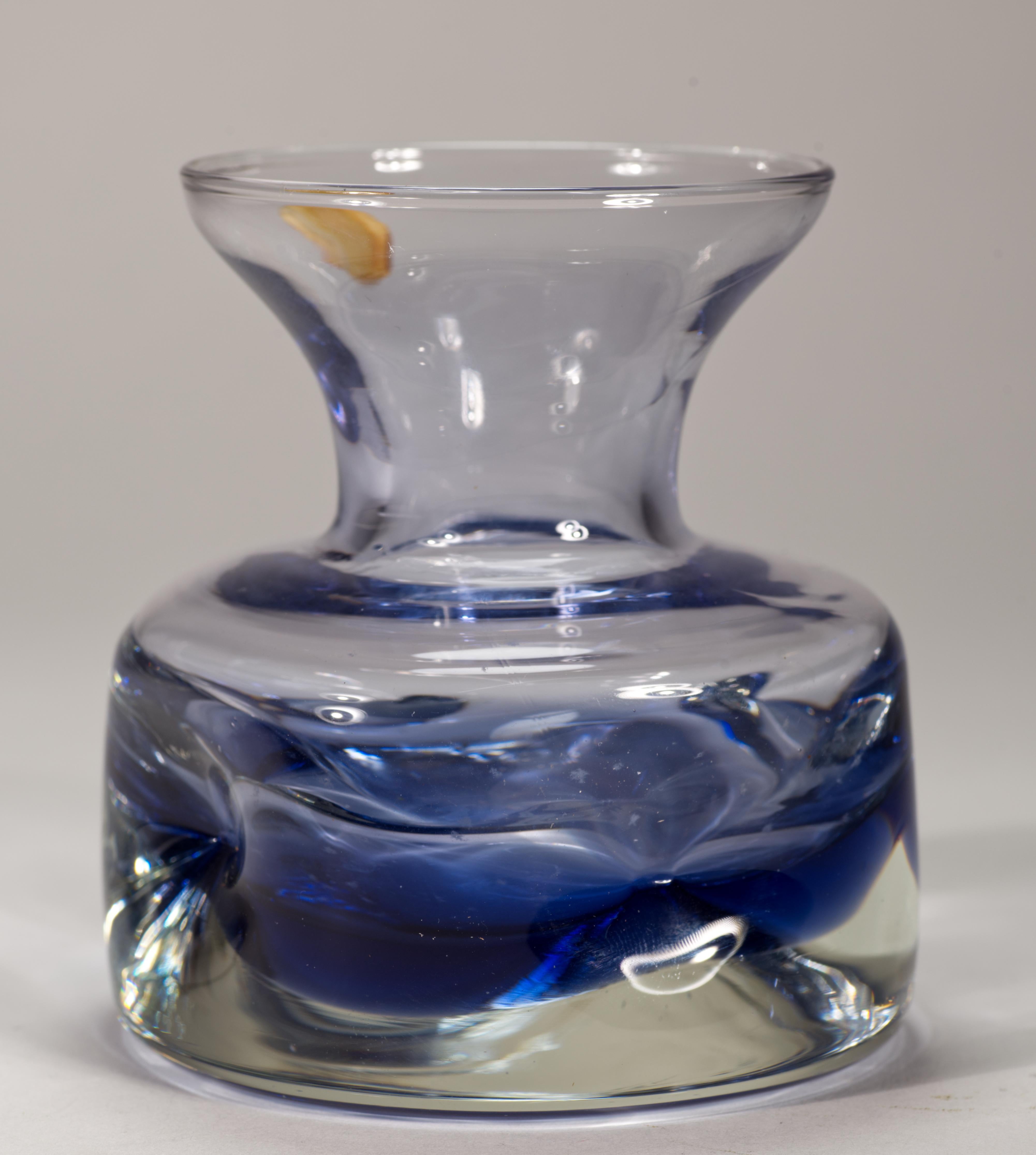 XX secolo Vaso di vetro fuso a forma di bocciolo, Italia 1960, si illumina ai raggi UV in vendita