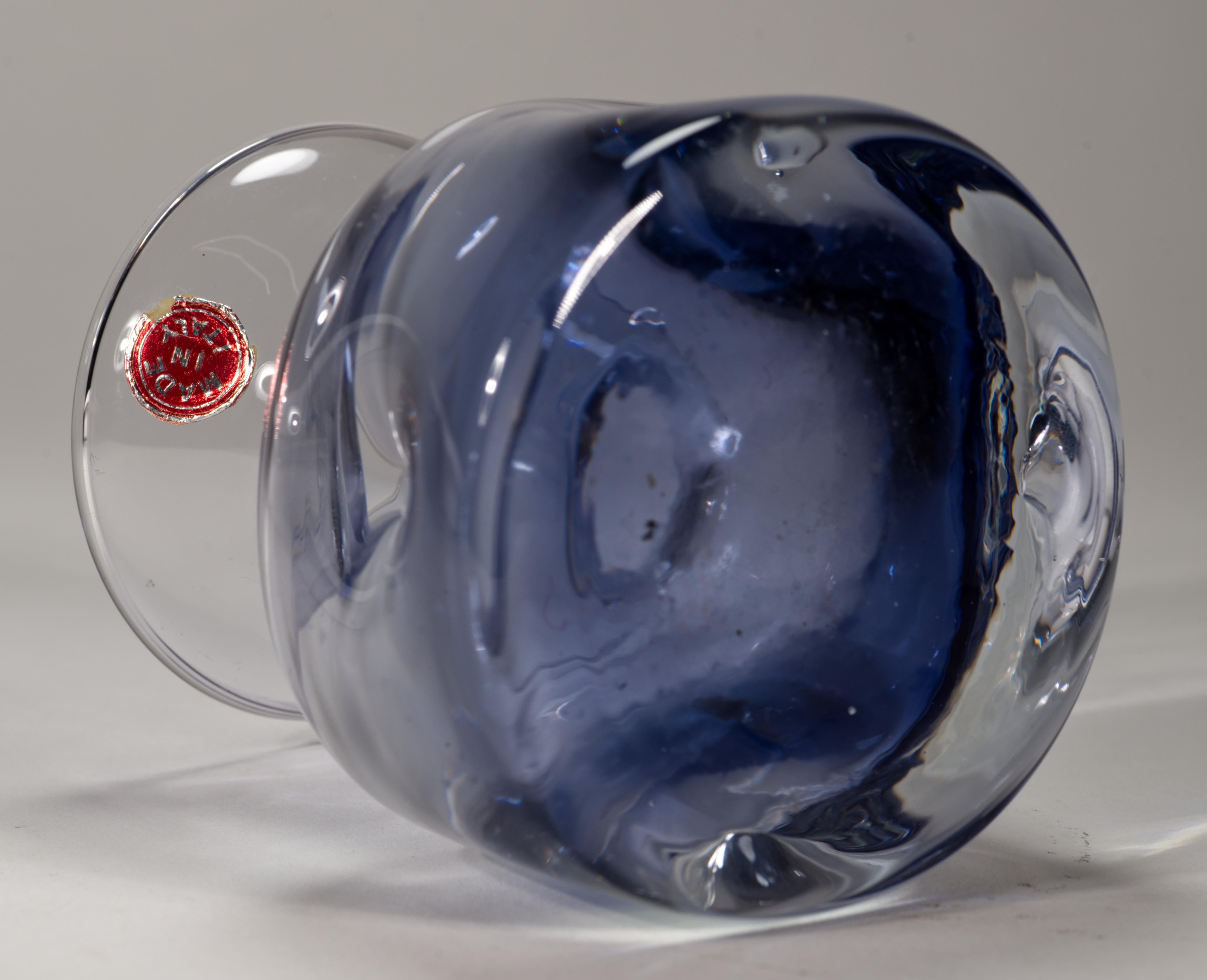 Vetro Vaso di vetro fuso a forma di bocciolo, Italia 1960, si illumina ai raggi UV in vendita