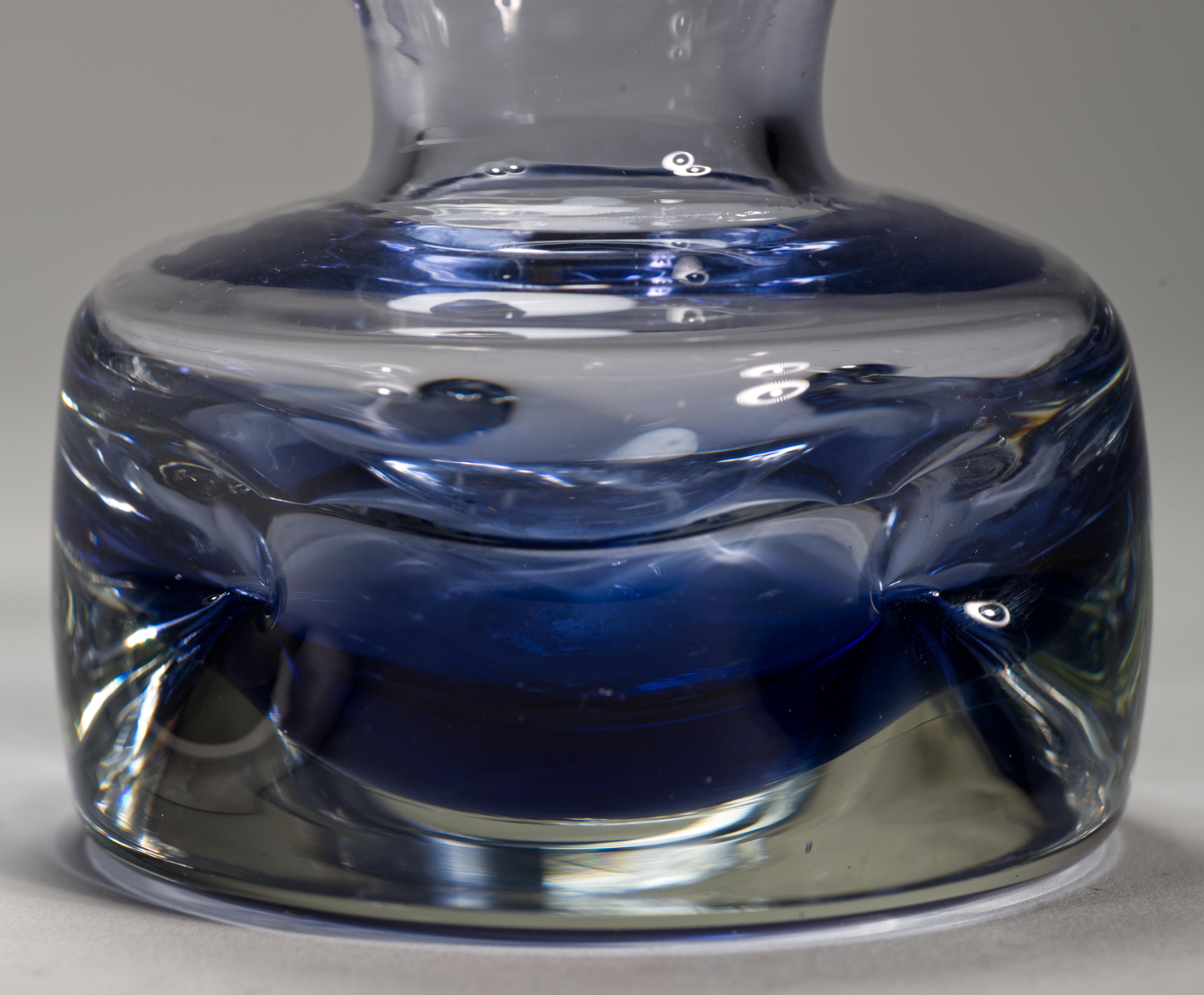 Vaso di vetro fuso a forma di bocciolo, Italia 1960, si illumina ai raggi UV in vendita 1