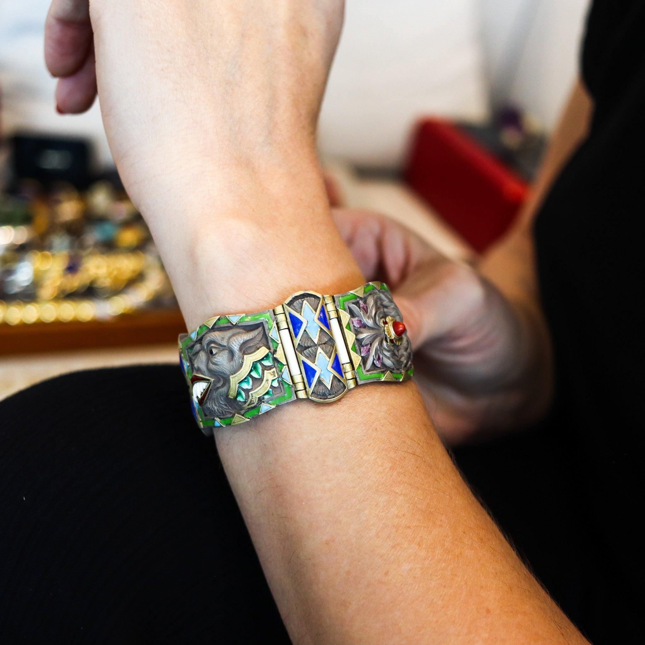 Un bracciale estetico Noucentisme disegnato da Fuset & Grau.

Si tratta di un favoloso bracciale estetico, creato a Barcellona in Spagna dai rinomati gioiellieri e designer di Fuset & Grau, nel 1930. L'incredibile bracciale catalano è stato