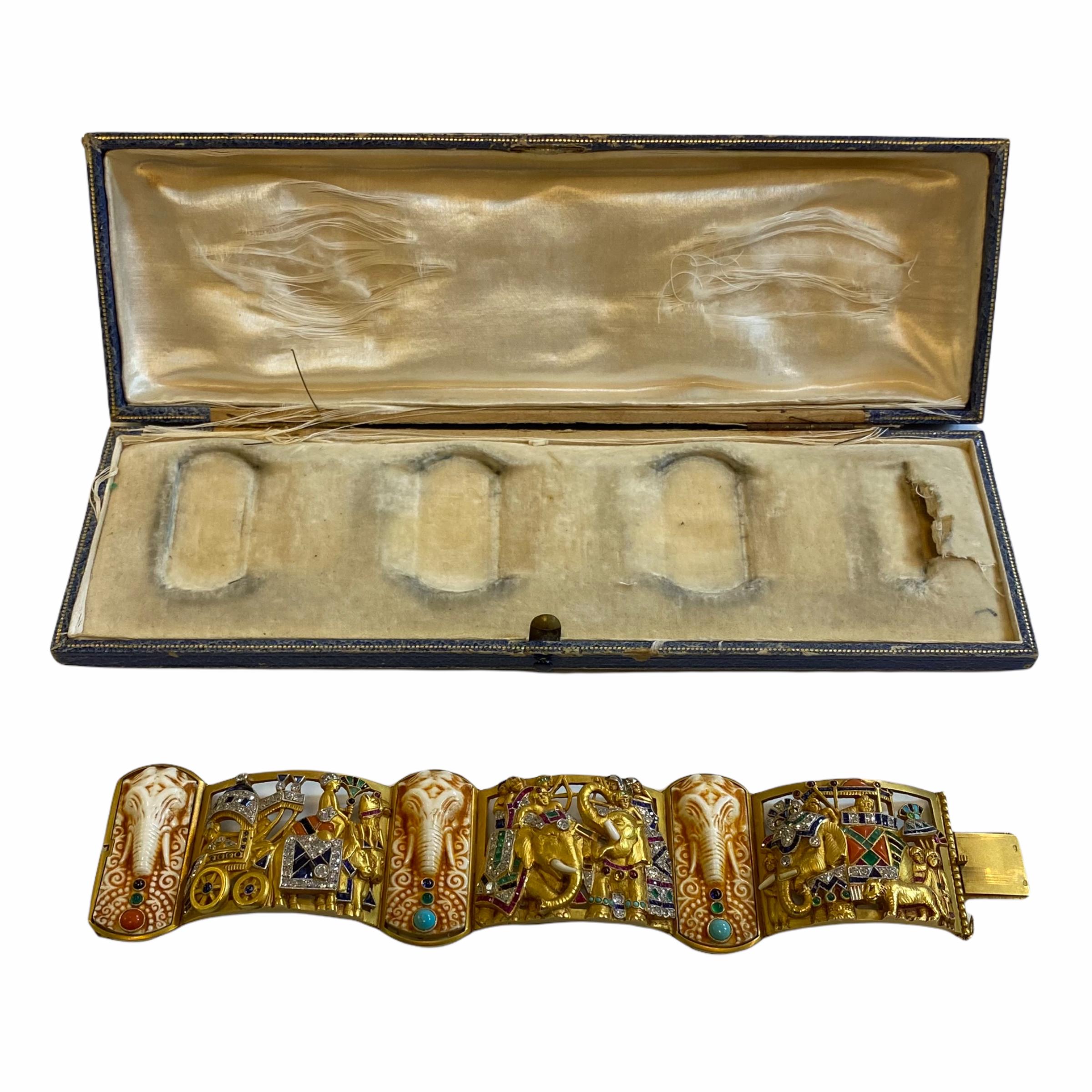 Art déco Bracelet de style indien Fuset y Grau en or 18 carats serti de pierres précieuses et de diamants en vente