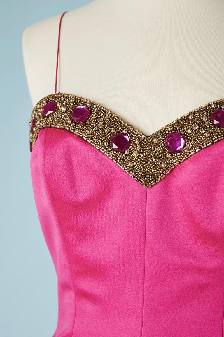 Bustier-Abendkleid in Fushia und schwarzem Satin mit Perlenverzierung. Mit Knochen. 2 Reißverschlüsse in der Mitte des Rückens, einer am Bustier, einer am Kleid. Zusammensetzung des Stoffes: Satin-Polyester 
GRÖSSE 8