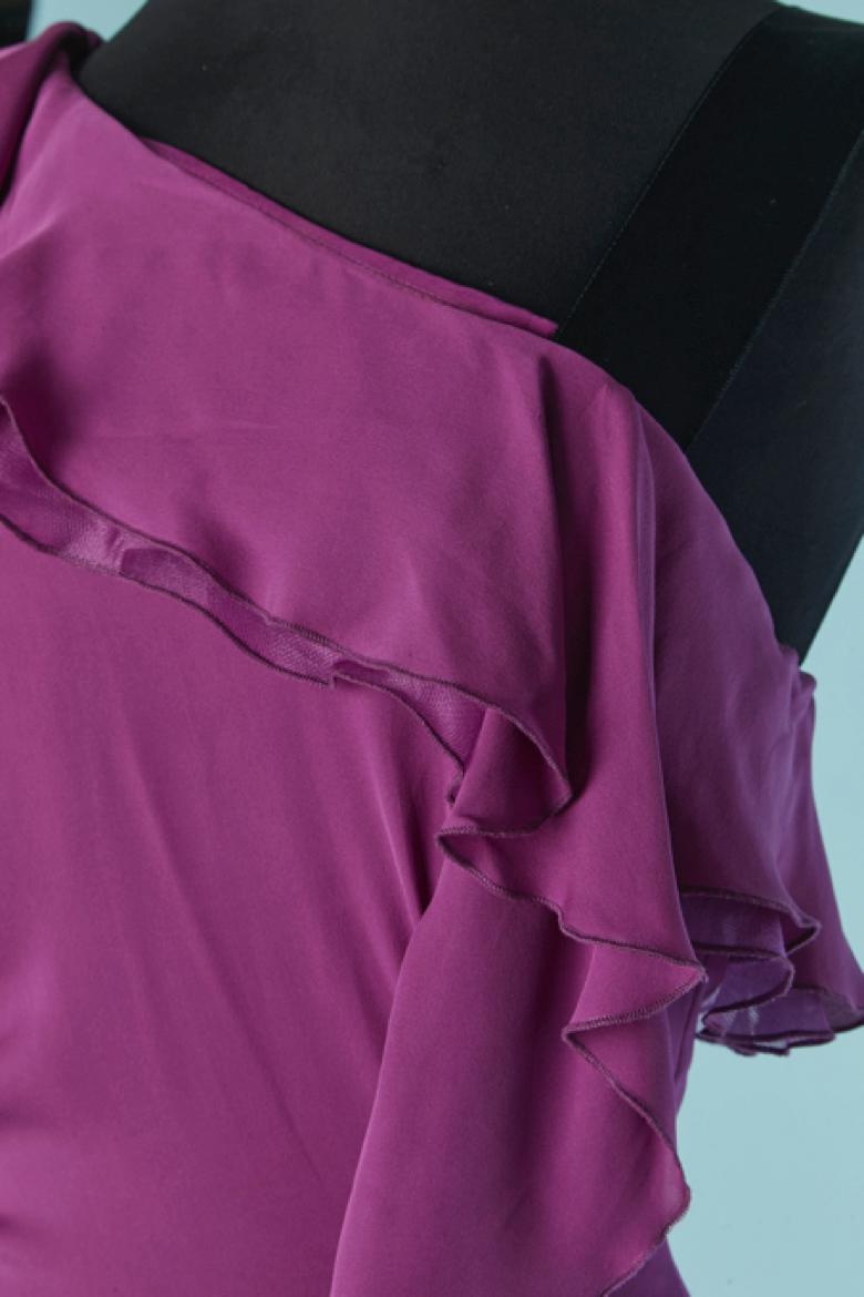 Asymmetrisches Abendkleid aus Seide in Fushia mit Rüschen. Unsichtbarer Reißverschluss und Haken und Ösen auf der rechten Seite  Seite der Büste. 
Ein großer schwarzer Schulterriemen an der linken Schulter. 
SIZE 38 (Fr) M 