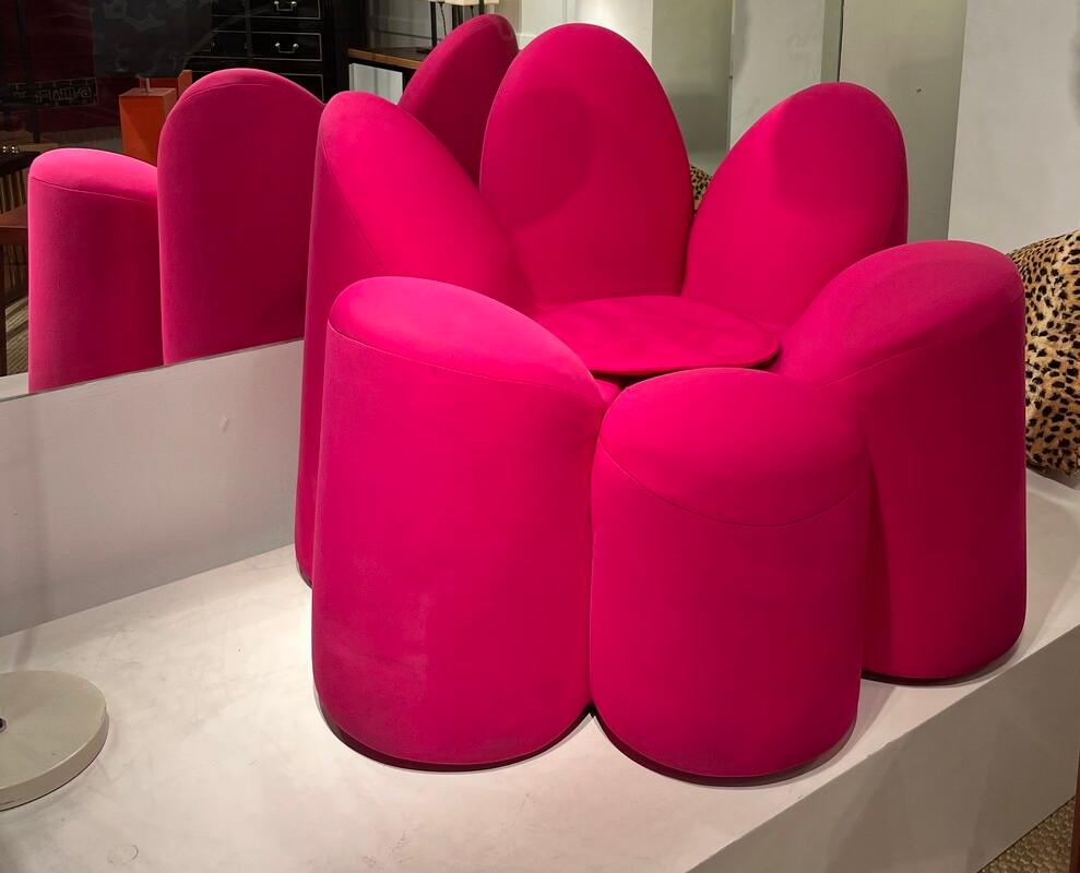 Chaise longue en forme de fleur conçue par Fabrice Berrux 
pour l'entreprise française Roche Bobois.
Fait partie de la collection 