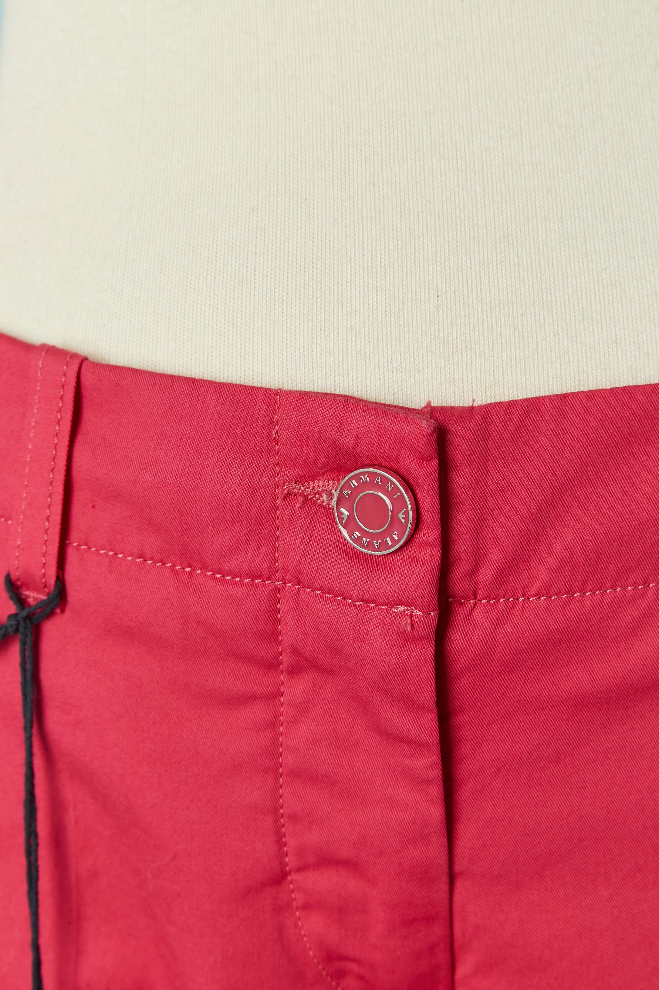 Cotone Fushia  (97%) e pantalone elasticizzato (3%). Chiusura con bottone e asola con marchio sul centro della fronte. Passante per cintura, tasca su entrambi i lati + una tasca sul retro. 
NUOVO CON TAG 
TAGLIA 40/M 