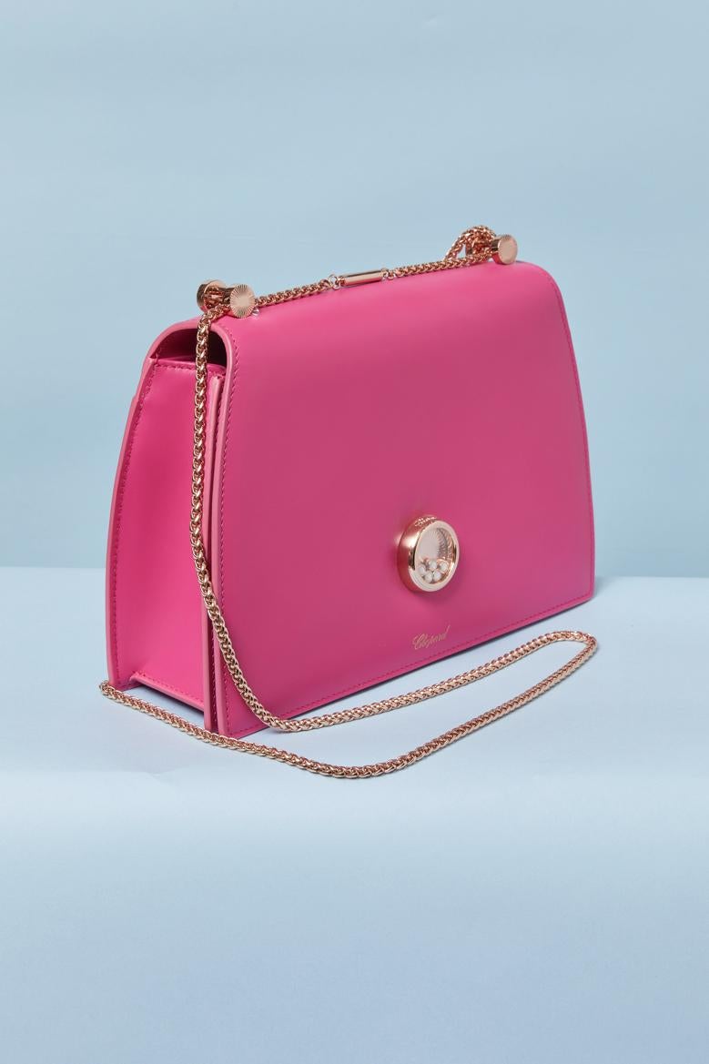 Fushia Ledertasche mit goldener Metallkette CHOPARD (2022) (Pink) im Angebot