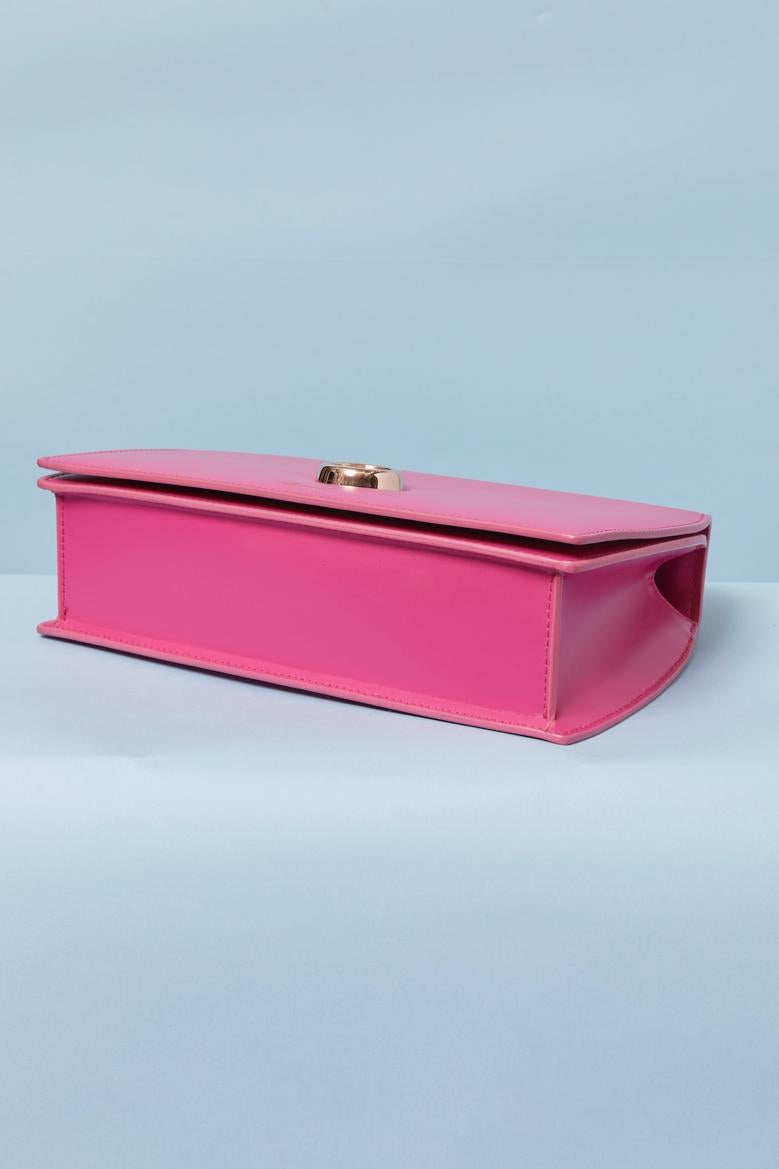 Fushia Ledertasche mit goldener Metallkette CHOPARD (2022) Damen im Angebot