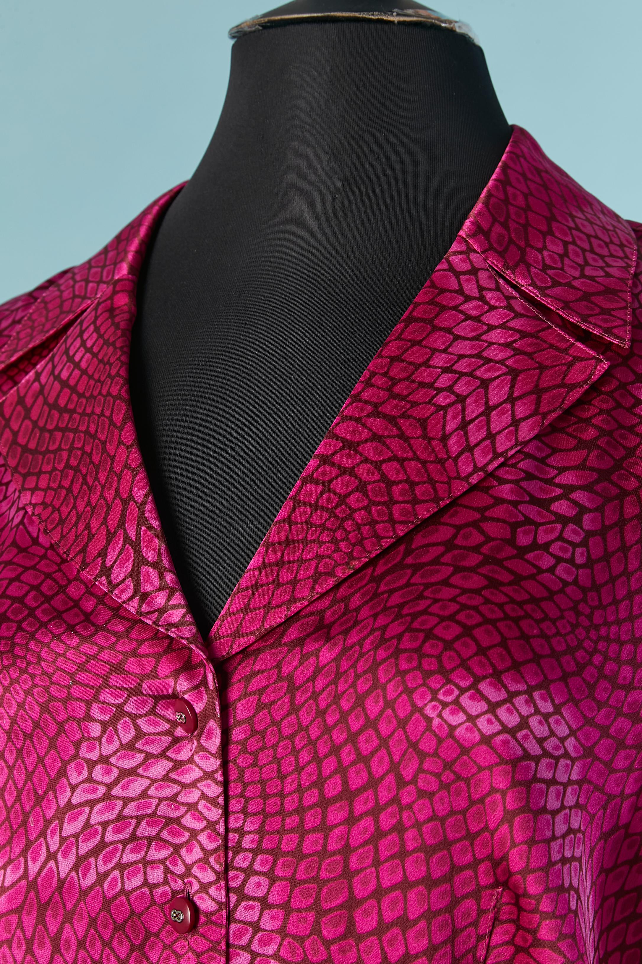 Fushia printed silk shirt . Branded button and buttonhole closure on the middle front and on the front. 
SIZE 40/  L 