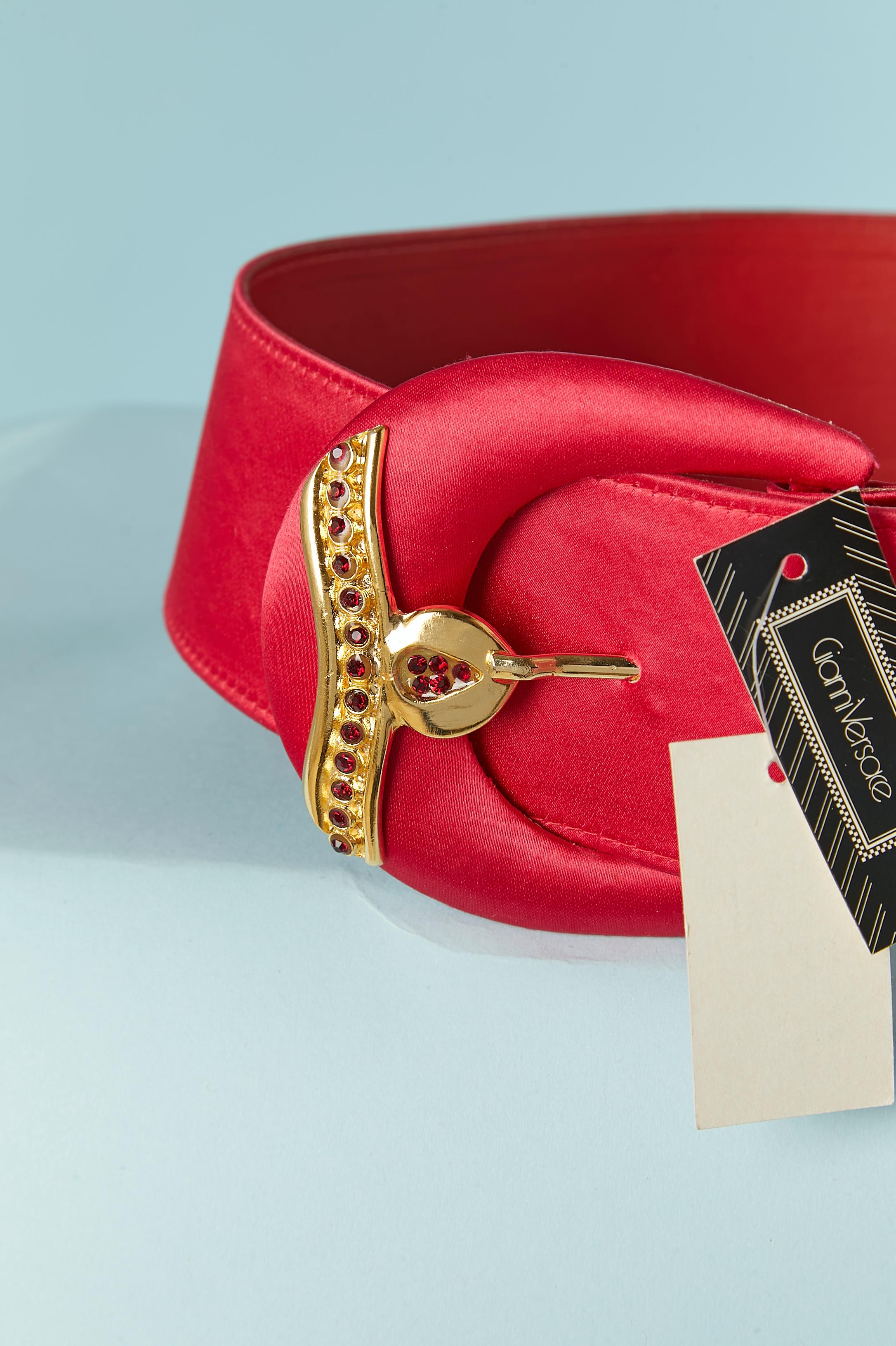 Fushia satin belt with gold metal belt-lop and red rhinestone embellishment. Red leather lining. 
SIZE 70
Total lenght : 95 cm 
Width: 5,5cm 
NEW with tag 