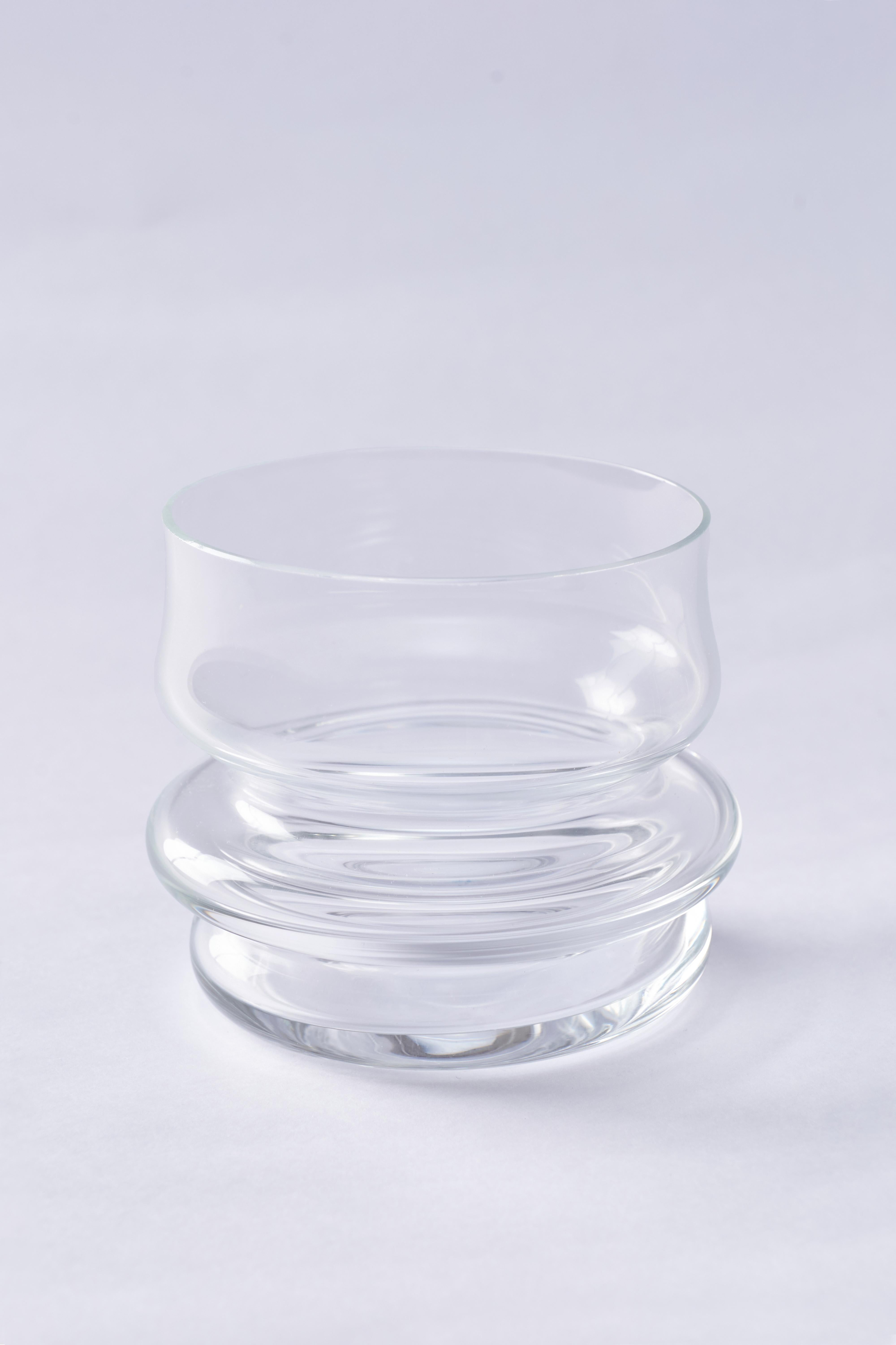 Kristall hat als Glas eine sehr interessante Eigenschaft, da seine Zusammensetzung und sein Verhalten sowohl als fest als auch als flüssig katalogisiert werden können. Er wird als 