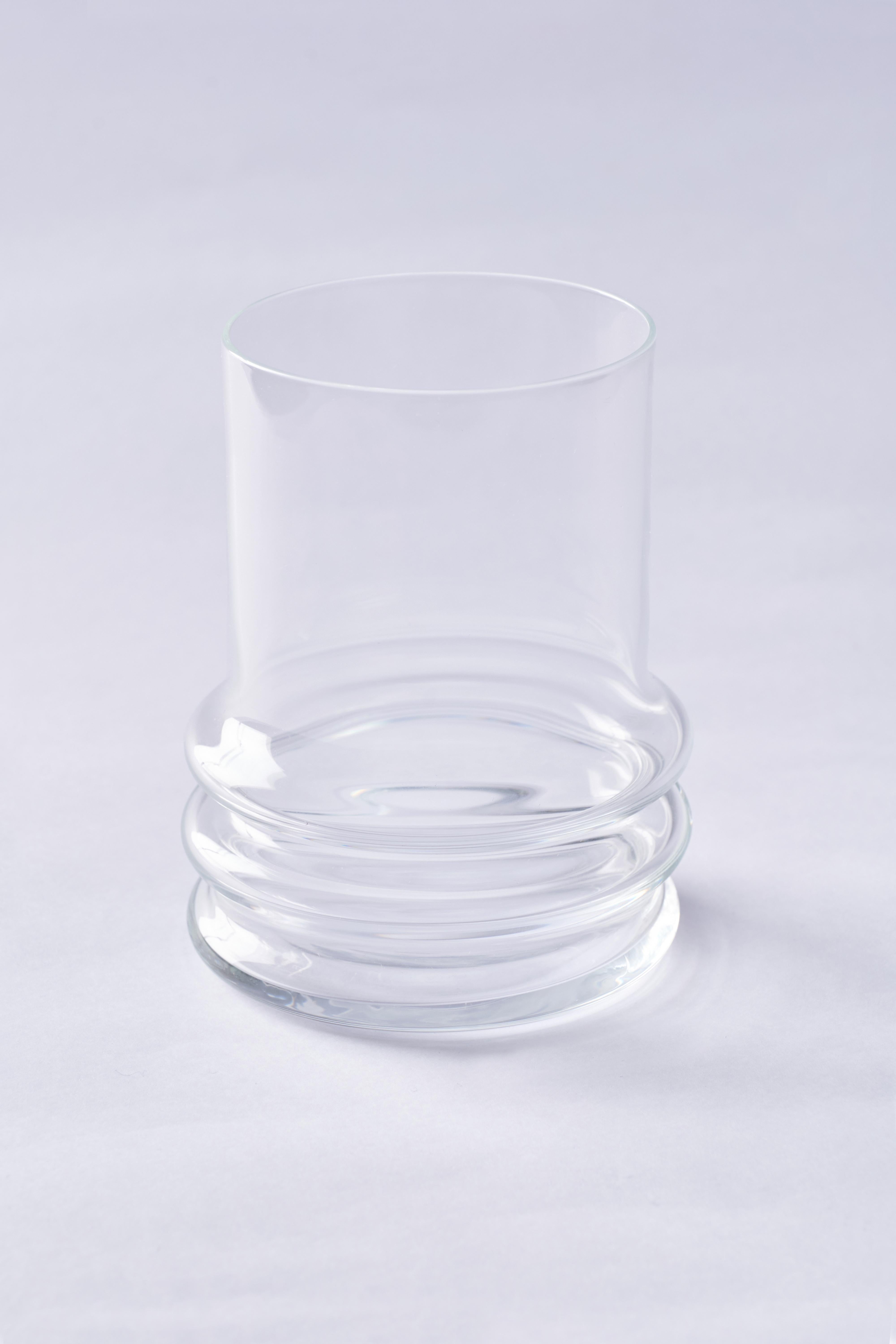 Kristall hat als Glas eine sehr interessante Eigenschaft, da seine Zusammensetzung und sein Verhalten sowohl als fest als auch als flüssig katalogisiert werden können. Er wird als 