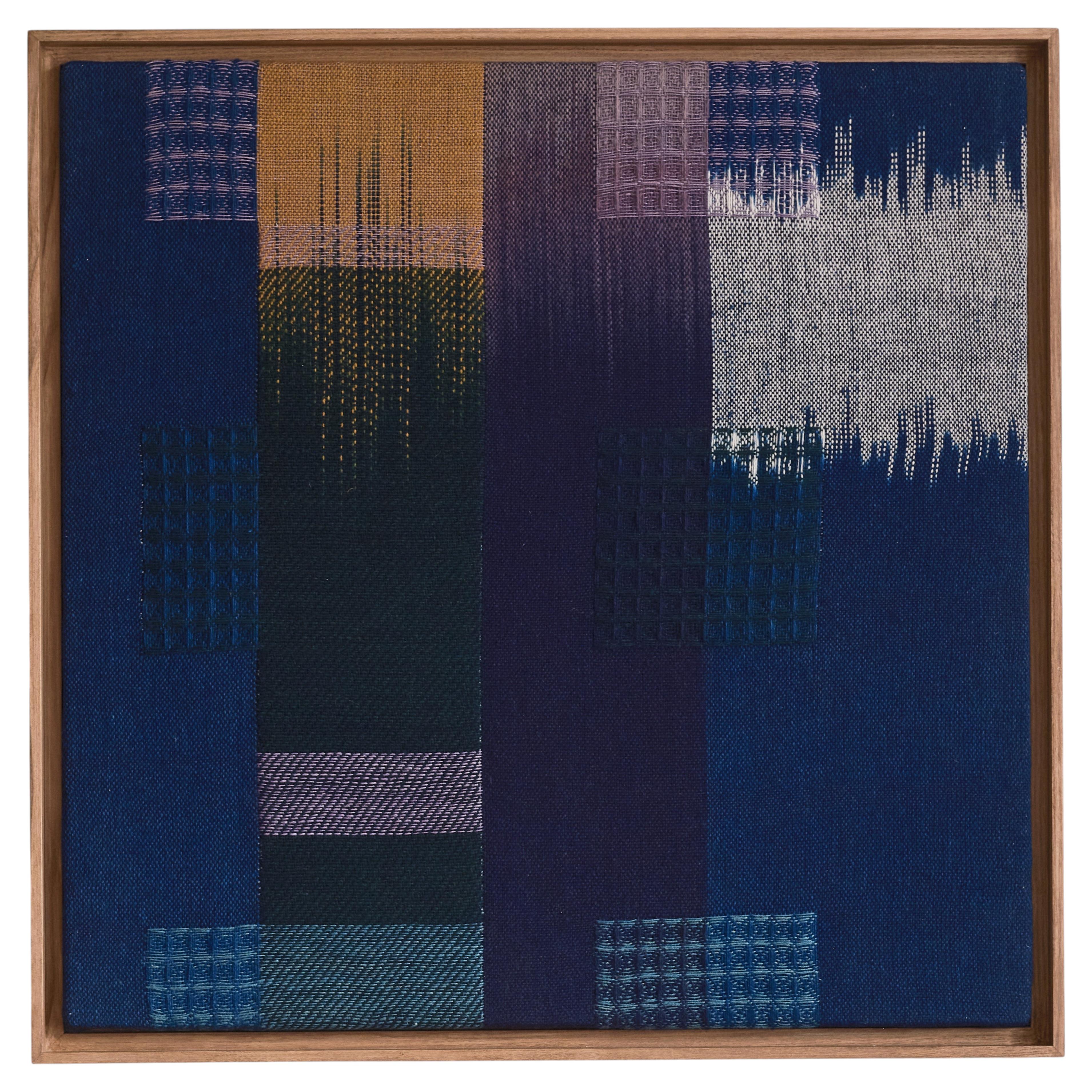 Fustic I - Œuvre d'art encadrée, tissée à la main, aux couleurs indigo naturel, vert, bleu sarcelle et lilas
