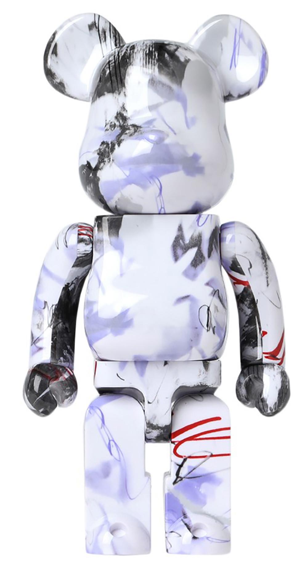 Figuras de vinilo FUTURA Bearbrick: Set de dos (400% y 100%), 2017:
Una escultura de vinilo rara y bellamente compuesta por el legendario grafitero neoyorquino Futura 2000. El coleccionable asociado revela el grafiti abstracto característico de