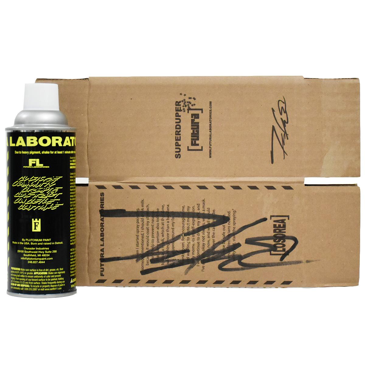 Futura Labs Spray Paint Can mit handsigniertem Farbkasten.
Die Schachtel ist mit einer riesigen Futura-Signatur versehen, die von dem legendären Künstler mit schwarzem Marker handschriftlich signiert ist.
Dies ist eine Sprühfarbe von Futura, die er
