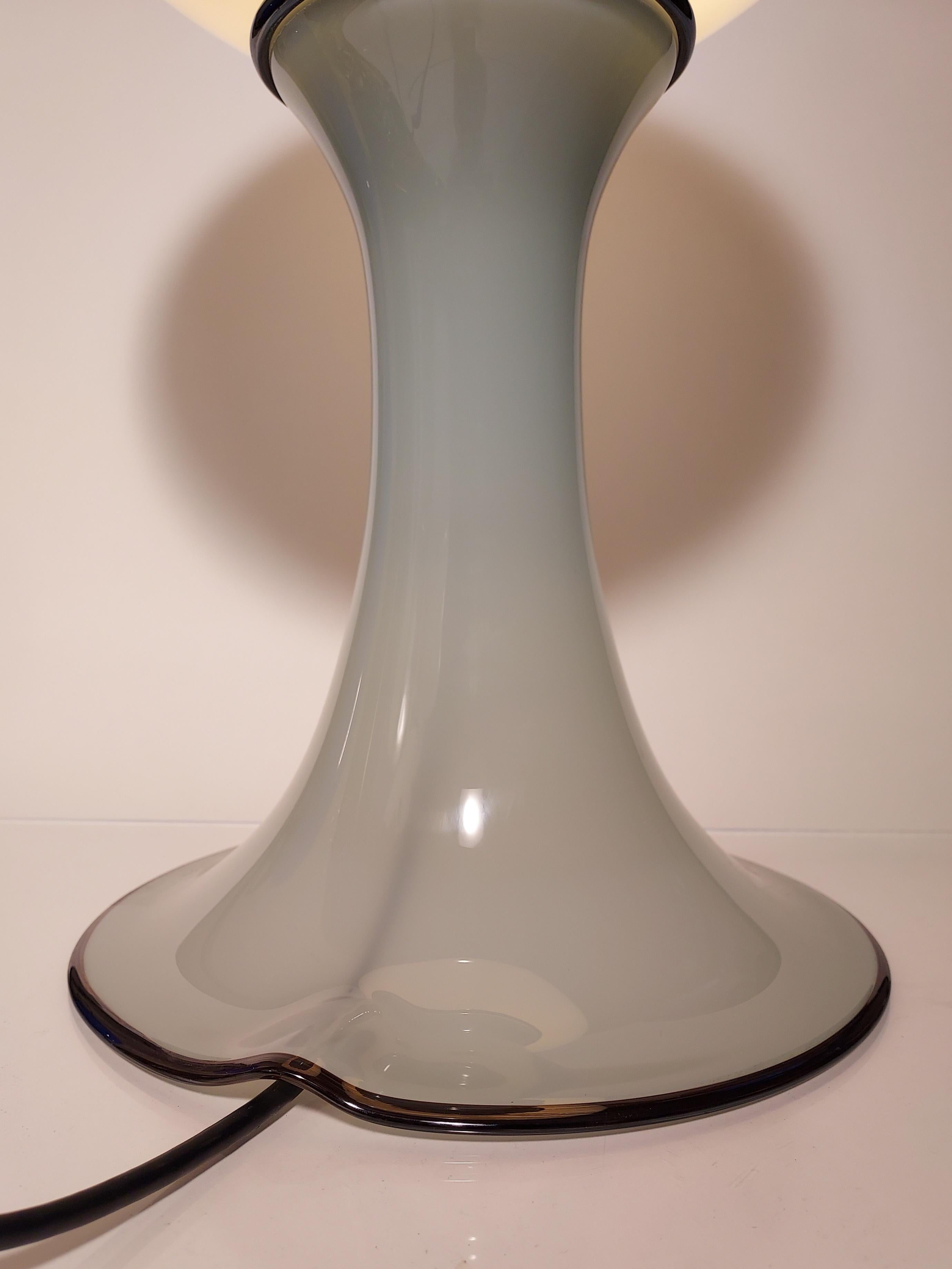 Die Futura Table Lamps sind handgefertigte Glasleuchten, die eine moderne Ästhetik mit minimalistischem Farbempfinden verbinden und jedem Interieur eine futuristische Note verleihen. Jede Leuchte besteht aus zwei Teilen, die einen schlanken,